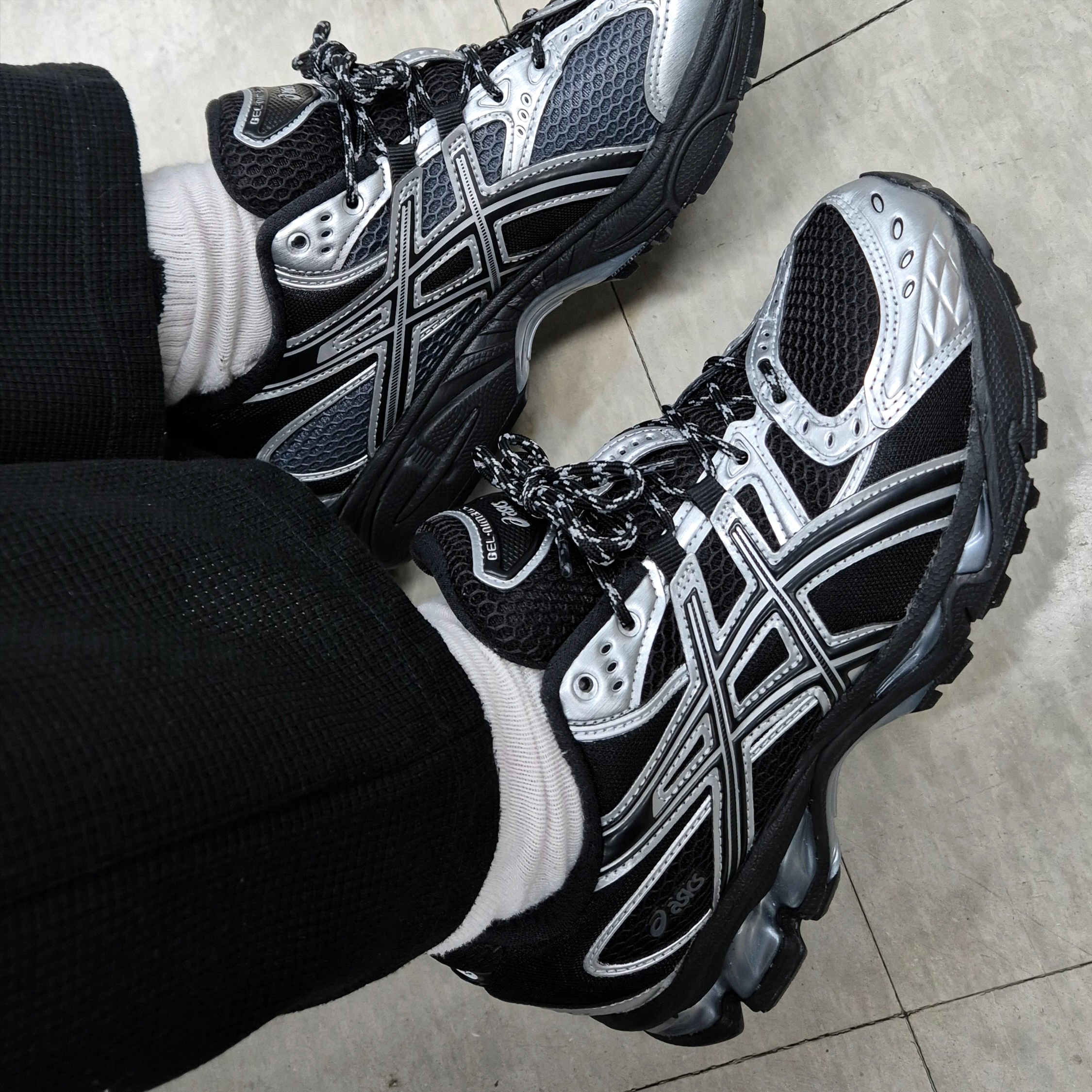 Asics Gel-Nimbus 10.1 Black Pure Silver - Korea Exclusive 착용 스타일 - 2