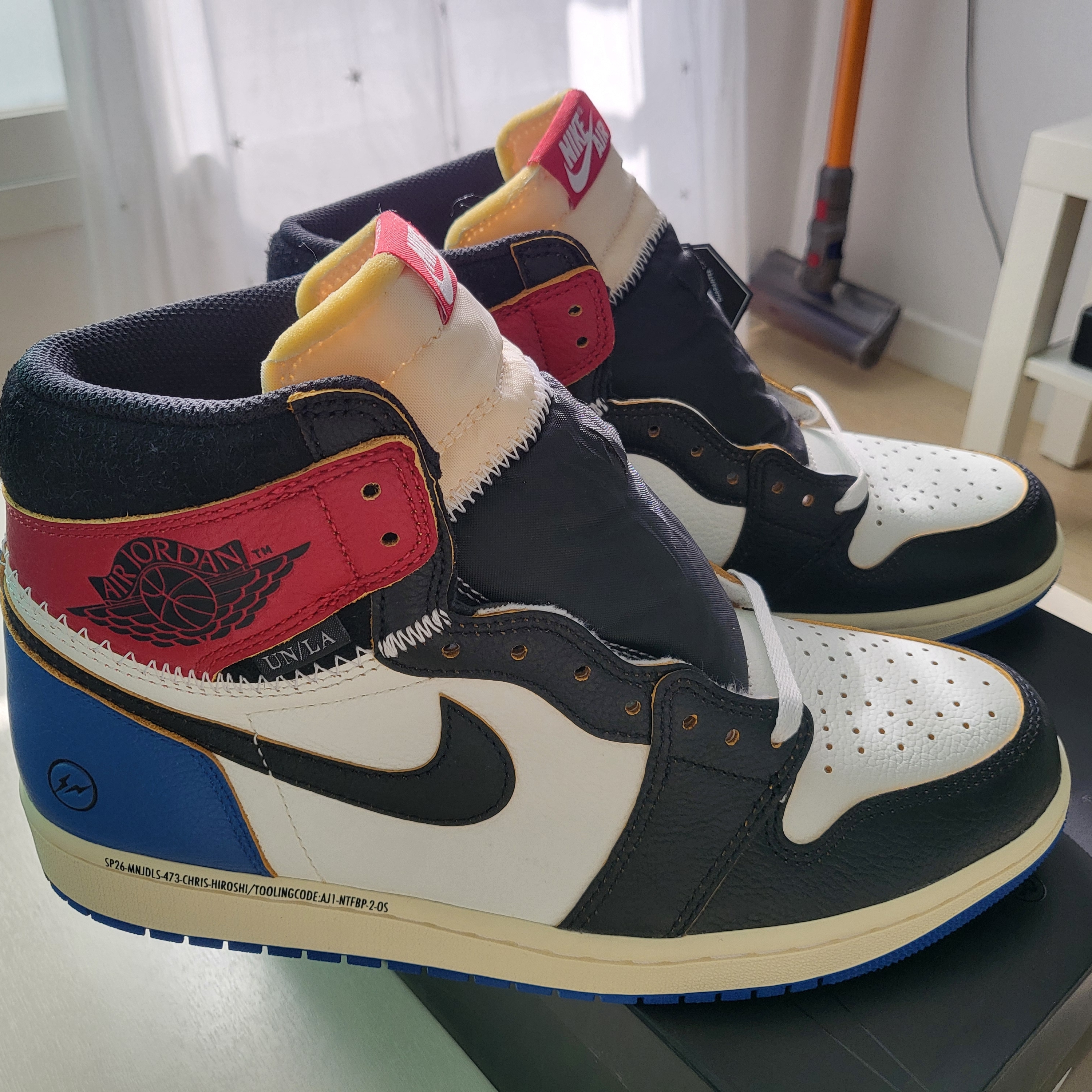 Jordan 1 x Fragment x Union LA Black and Varsity Red 착용 스타일 - 3