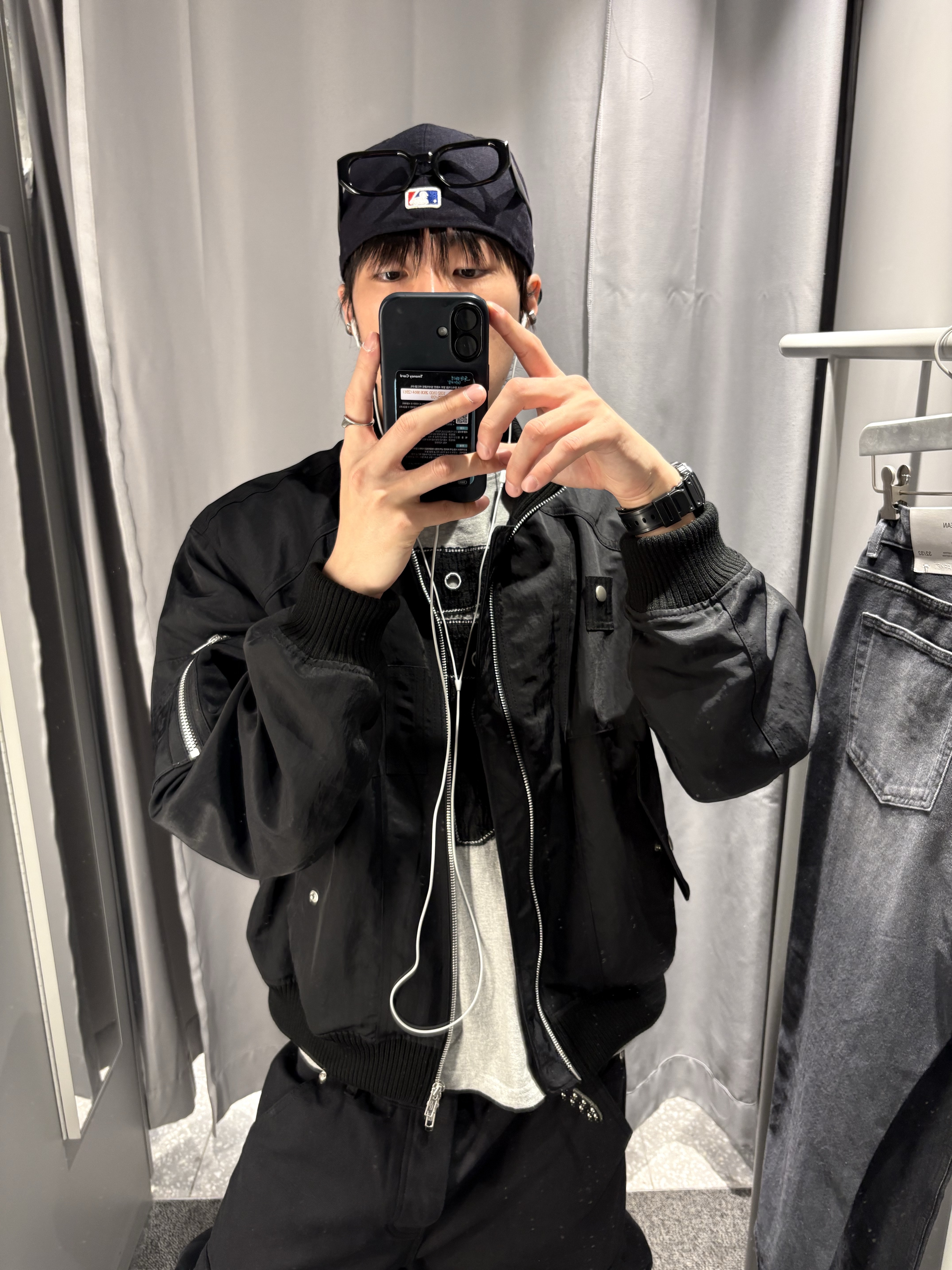 New Era x MoMA 59Fifty New York Yankees Baseball Cap Wool, Casio G-Shock DW-5600UBB-1DR 착용 스타일 - 3