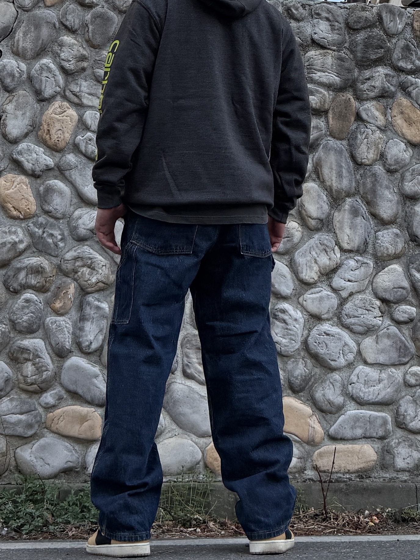 Carhartt Loose Fit Midweight Regular Logo Sleeve Graphic Hoodie Carbon Heather, Levi's Silvertab Baggy Carpenter Jeans Dark Indigo 착용 스타일