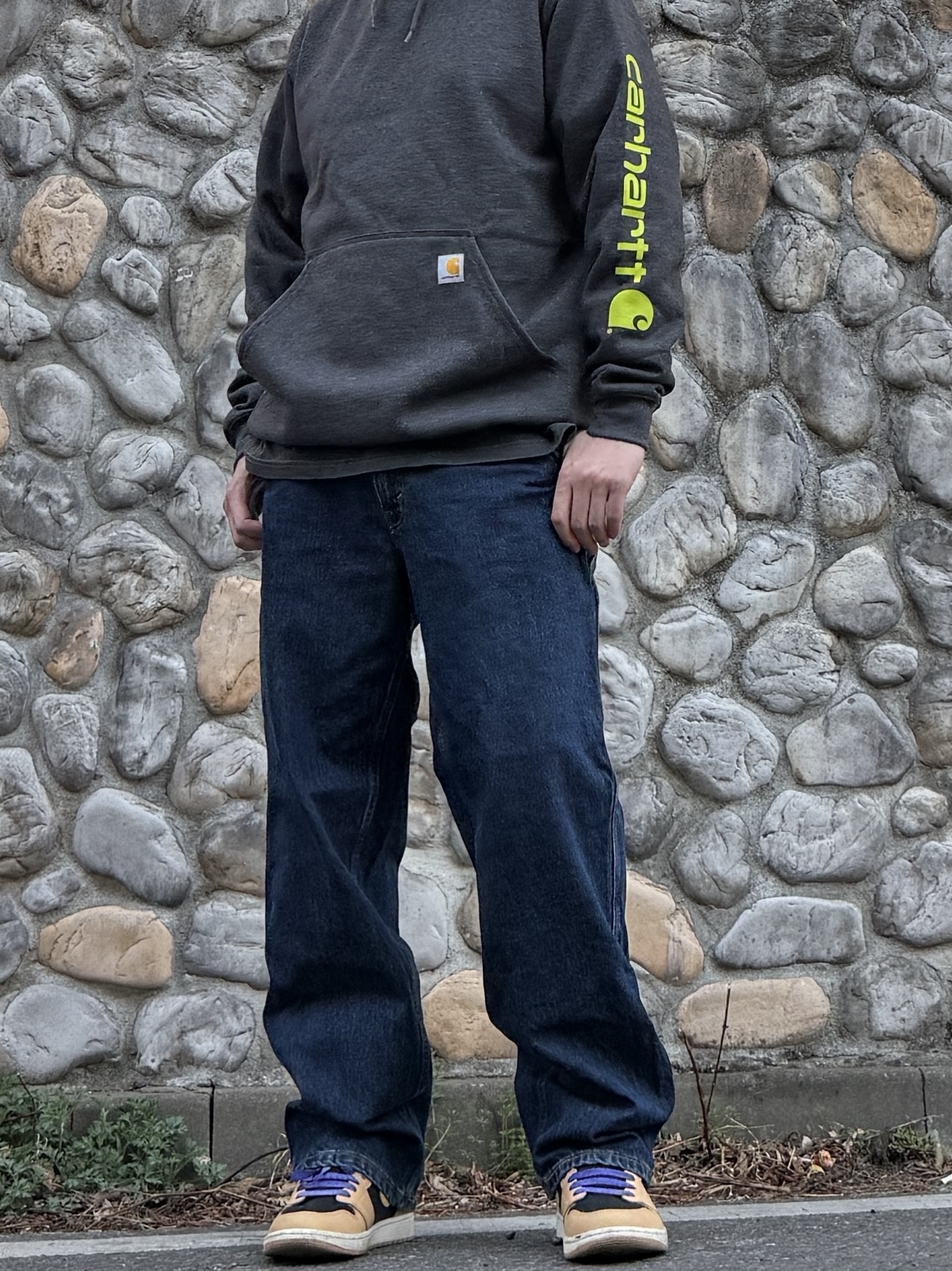 Carhartt Loose Fit Midweight Regular Logo Sleeve Graphic Hoodie Carbon Heather, Levi's Silvertab Baggy Carpenter Jeans Dark Indigo 착용 스타일