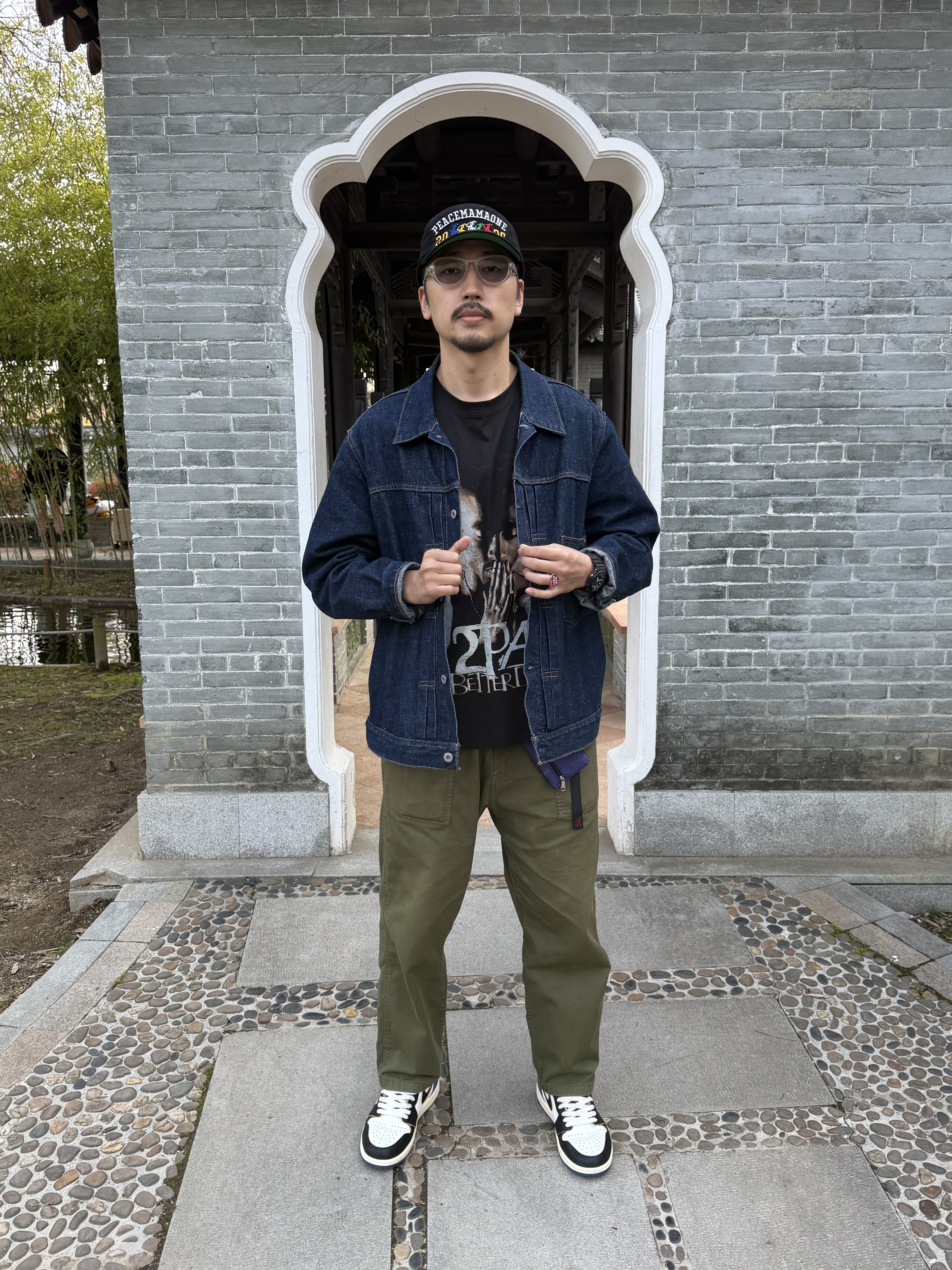 Peaceminusone x 2025 MAMA Awards Peacemamaone Cap Cotton, Levi's TYPE I Trucker Jacket Dark Indigo 착용 스타일 - 2
