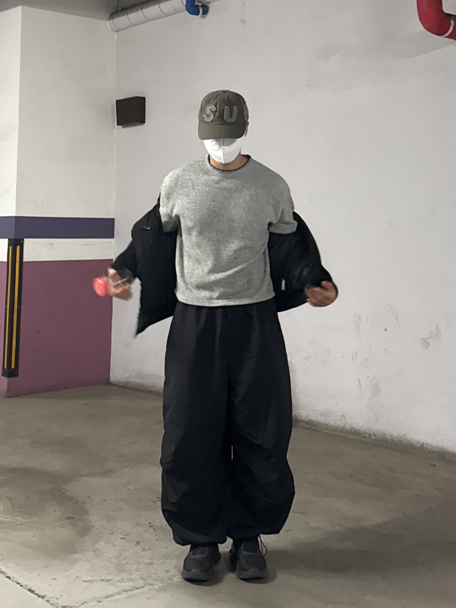 Sunlove Capital Cap Charcoal, On Running Cloudmonster Void Black 착용 스타일 - 2