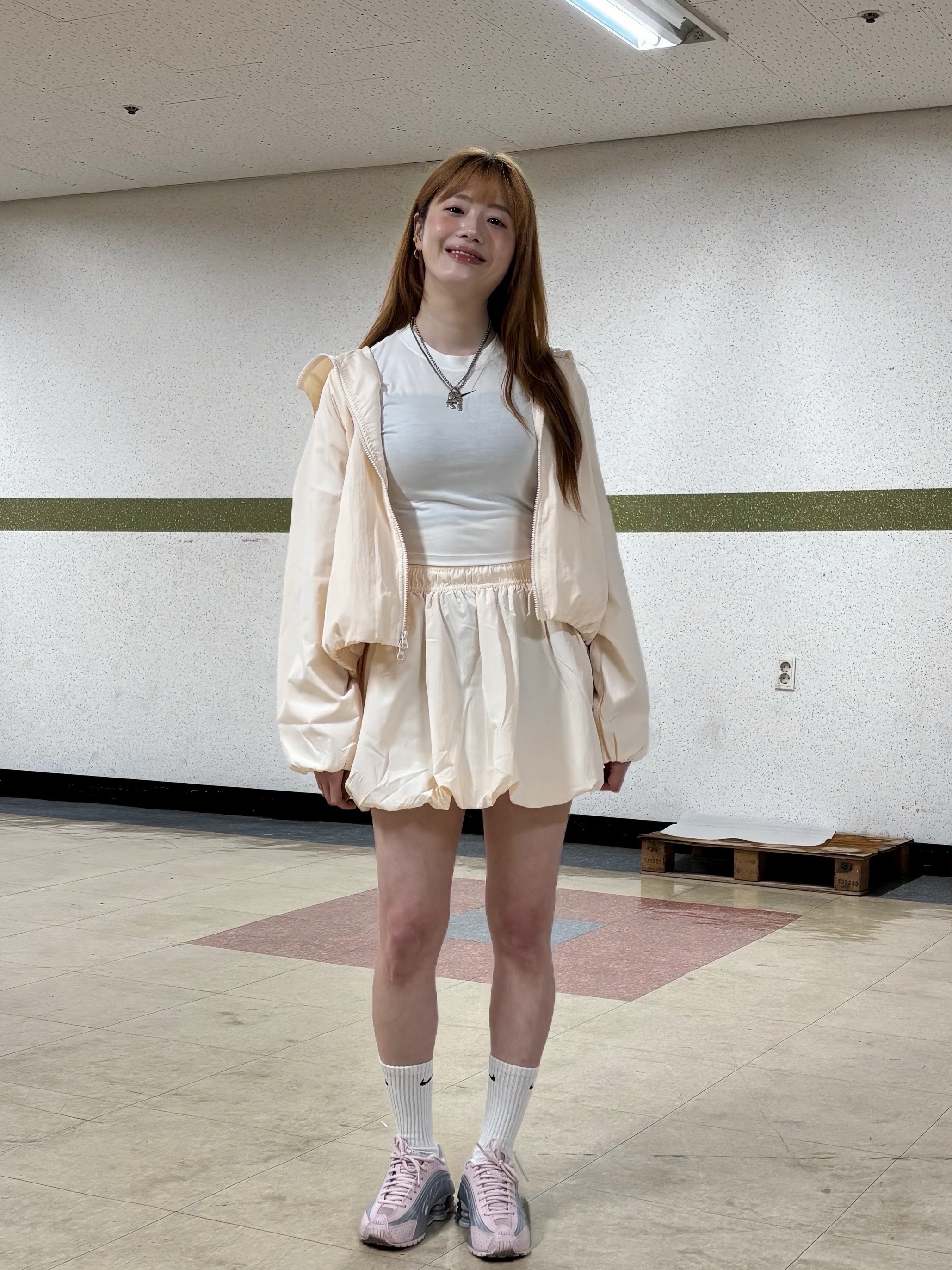 (W) Nike Shox R4 Barely Rose Metallic Platinum, (W) Nike NSW Loose Bubble Skirt Sail Black - Asia 착용 스타일 - 8