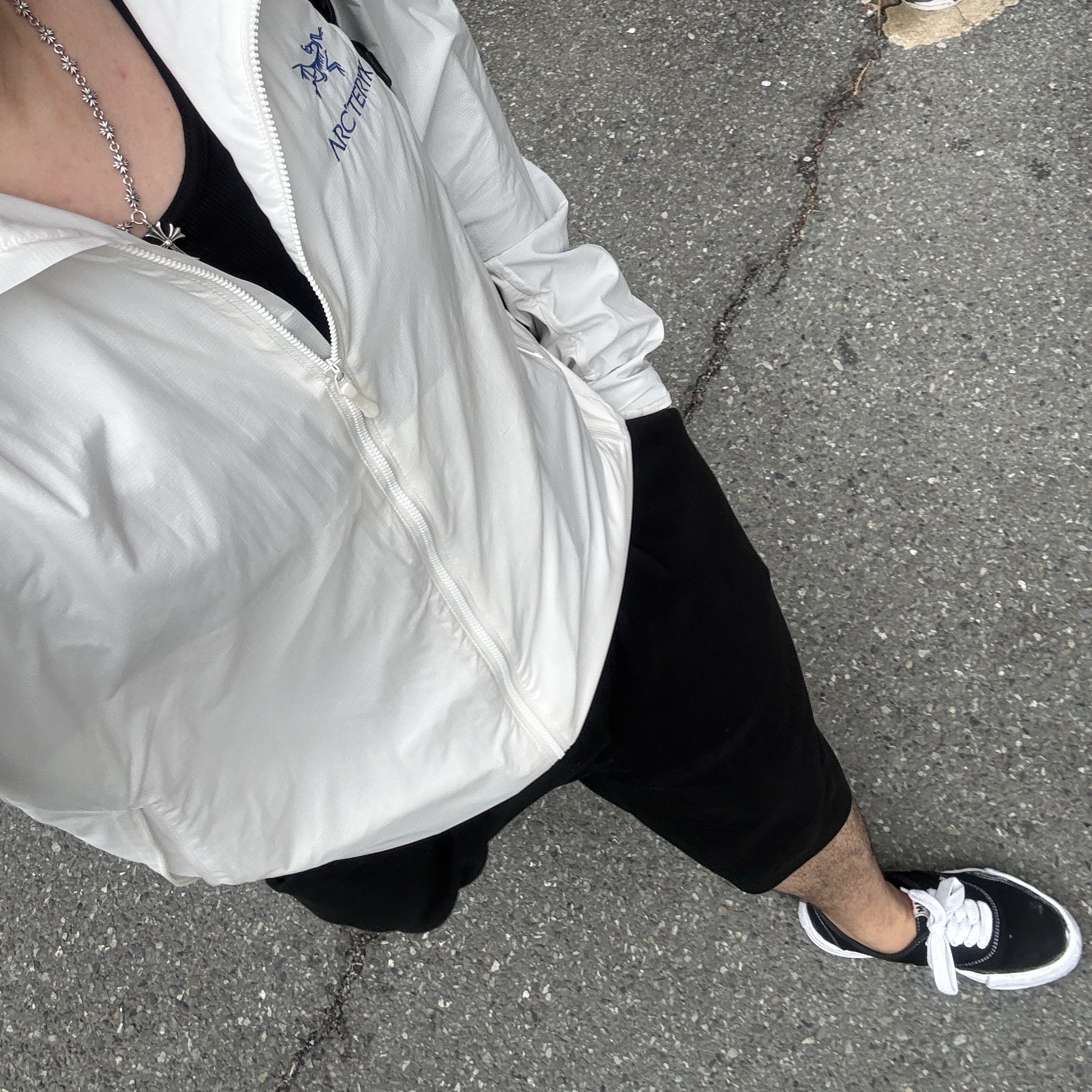 Arc'teryx Atom SL Hoody Arctic Silk, Maison Mihara Yasuhiro Baker OG Sole Canvas Low Cut Sneakers Black 착용 스타일 - 1