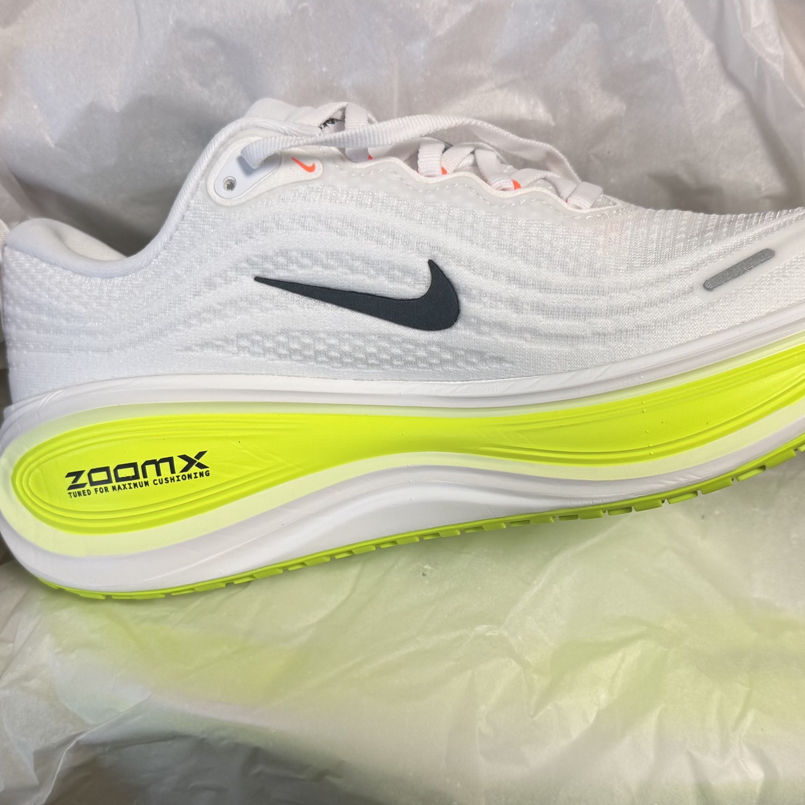Nike Vomero Plus White Volt 착용 스타일
