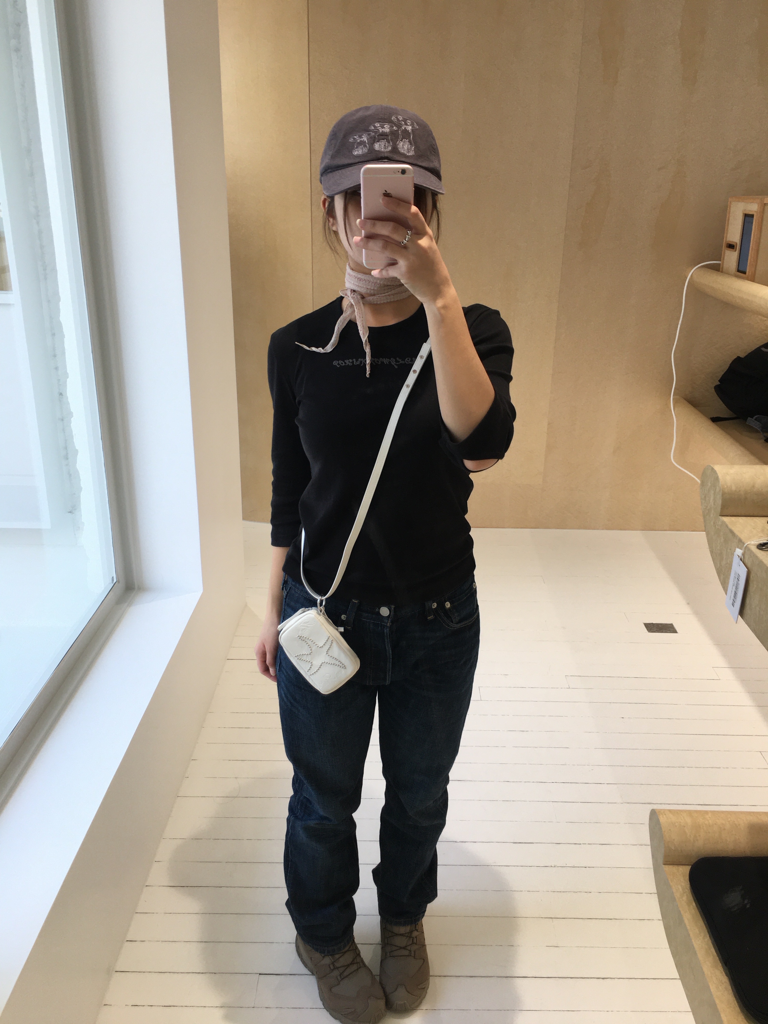 Salomon x Rier XA Mid GTX Argile, Odlyworkshop 3-Quarter Cutout Tee Bustle 착용 스타일