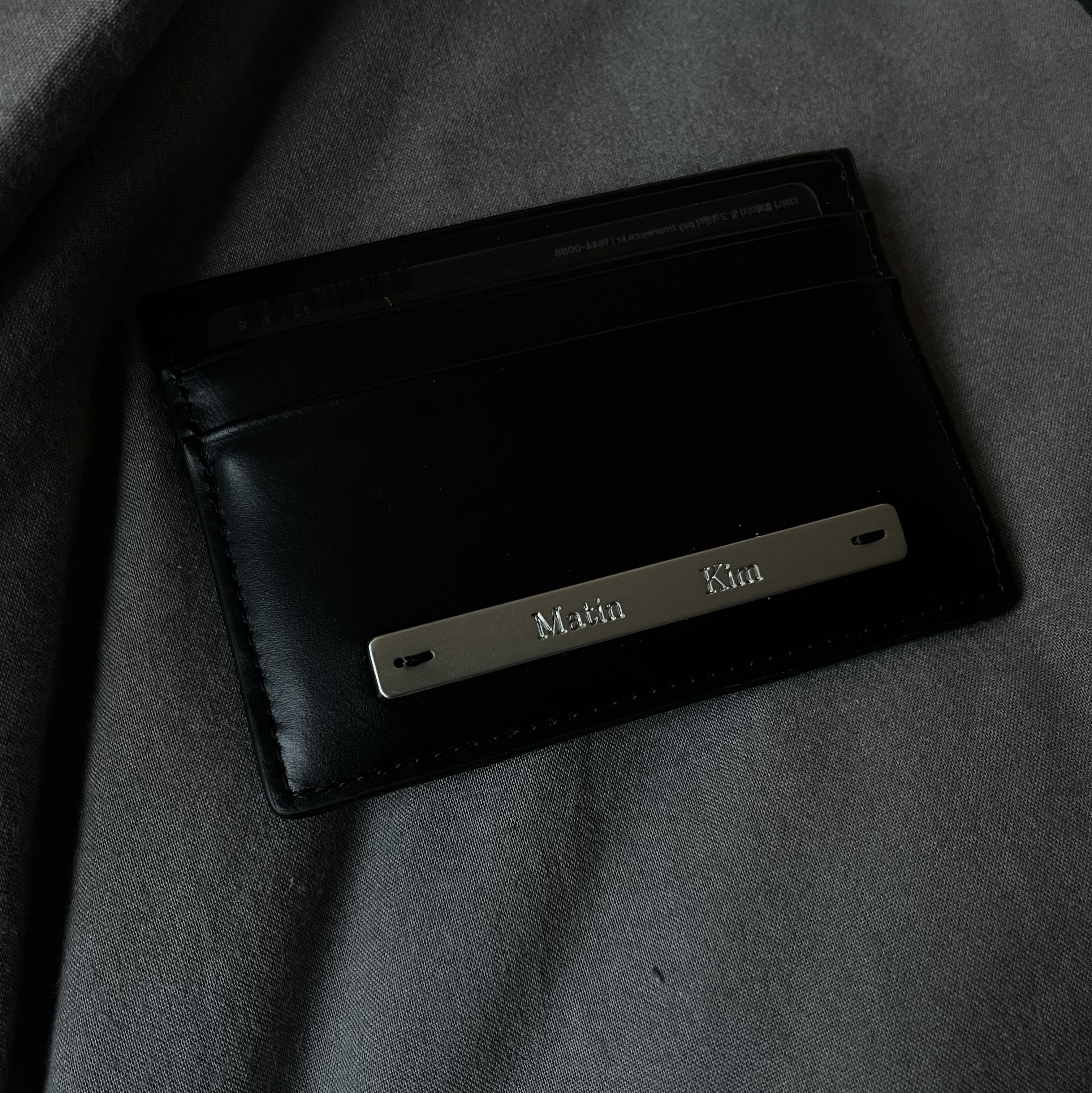 Matin Kim Vintage Card Wallet Black 착용 스타일