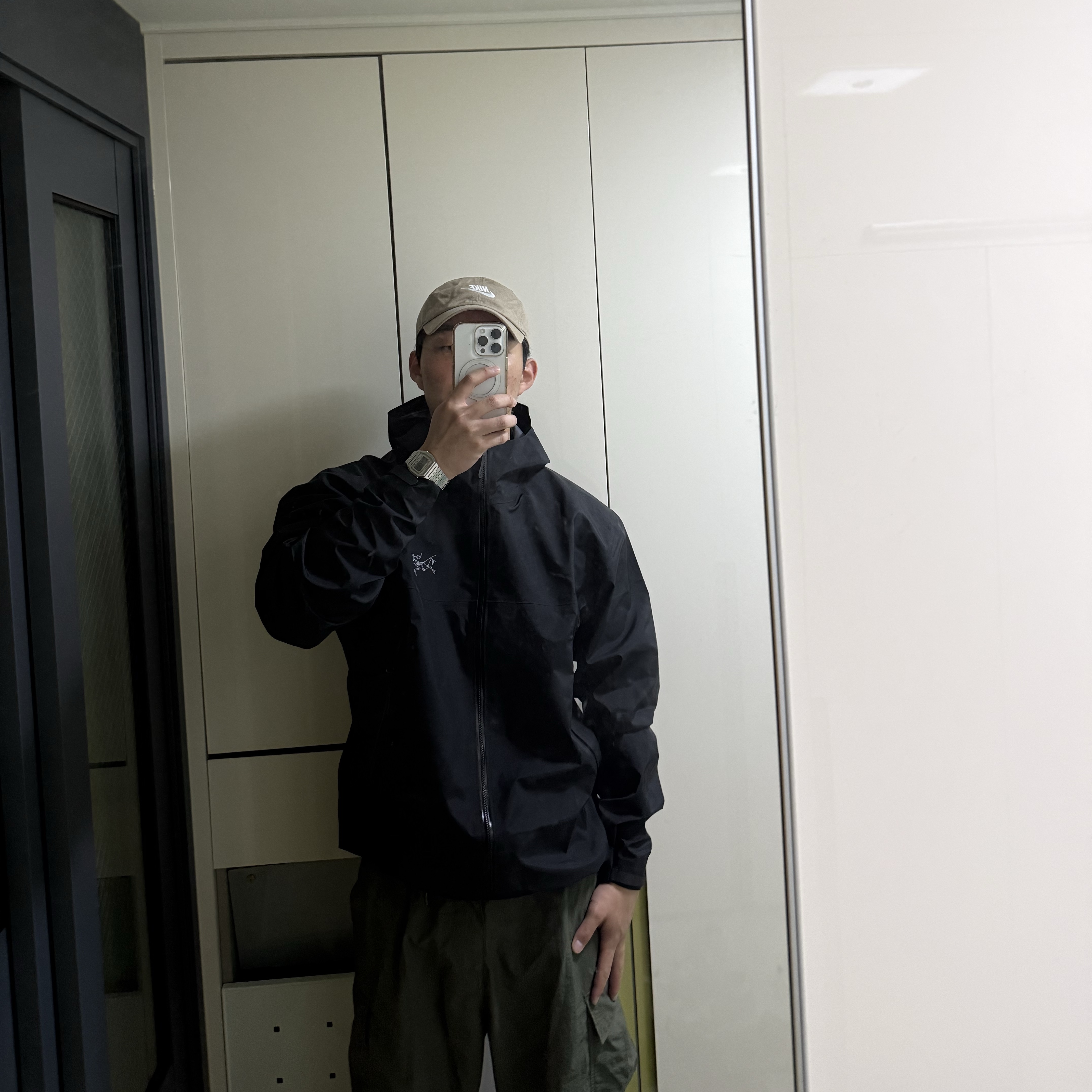 Arc'teryx Beta Jacket Black, Casio A-1000A-7DF 착용 스타일 - 1