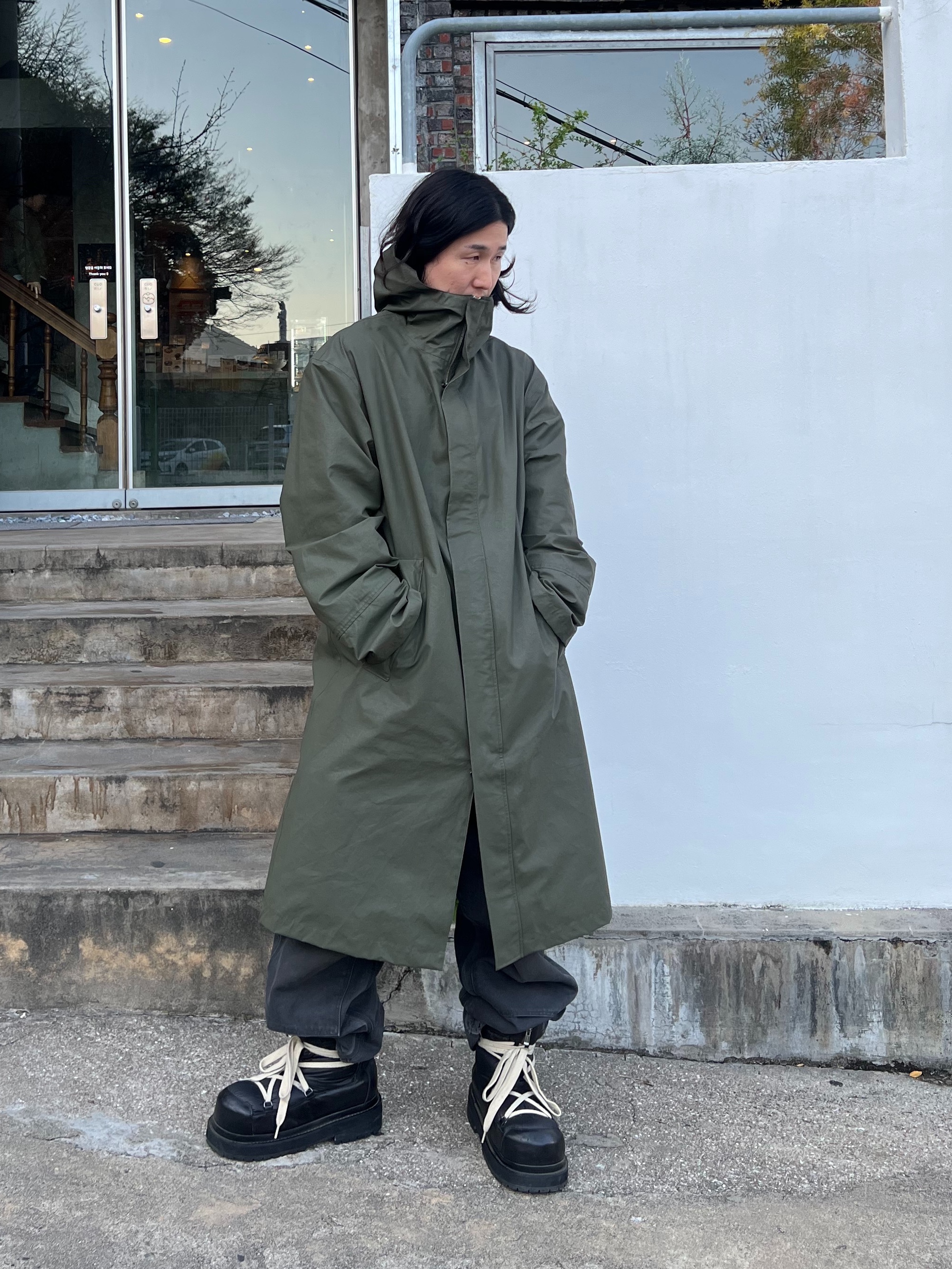 MJD Distressed Waffle Long Sleeve Black 착용 스타일 - 4