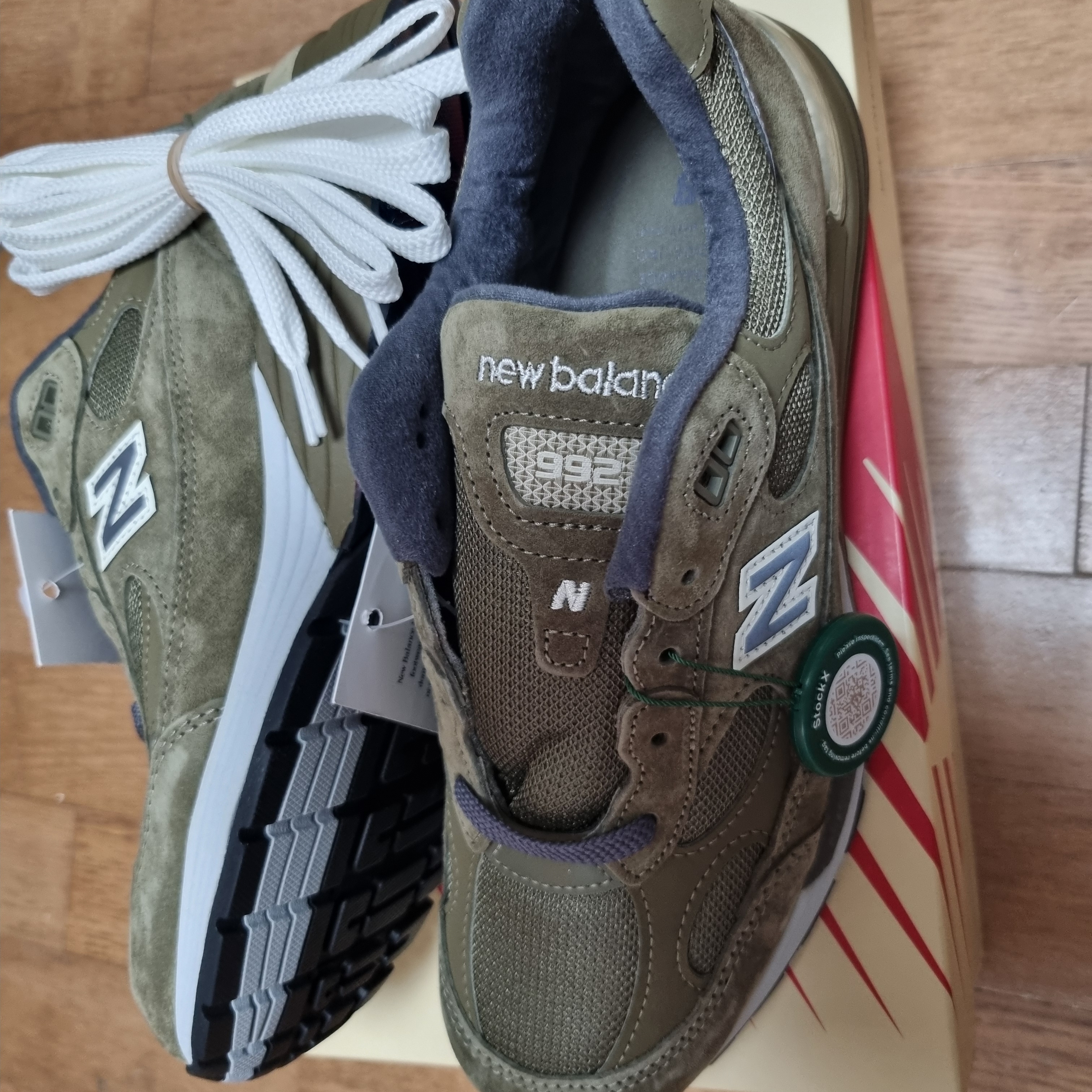 New Balance 992 Made in USA Dark Camo Covert Green - D Standard 착용 스타일