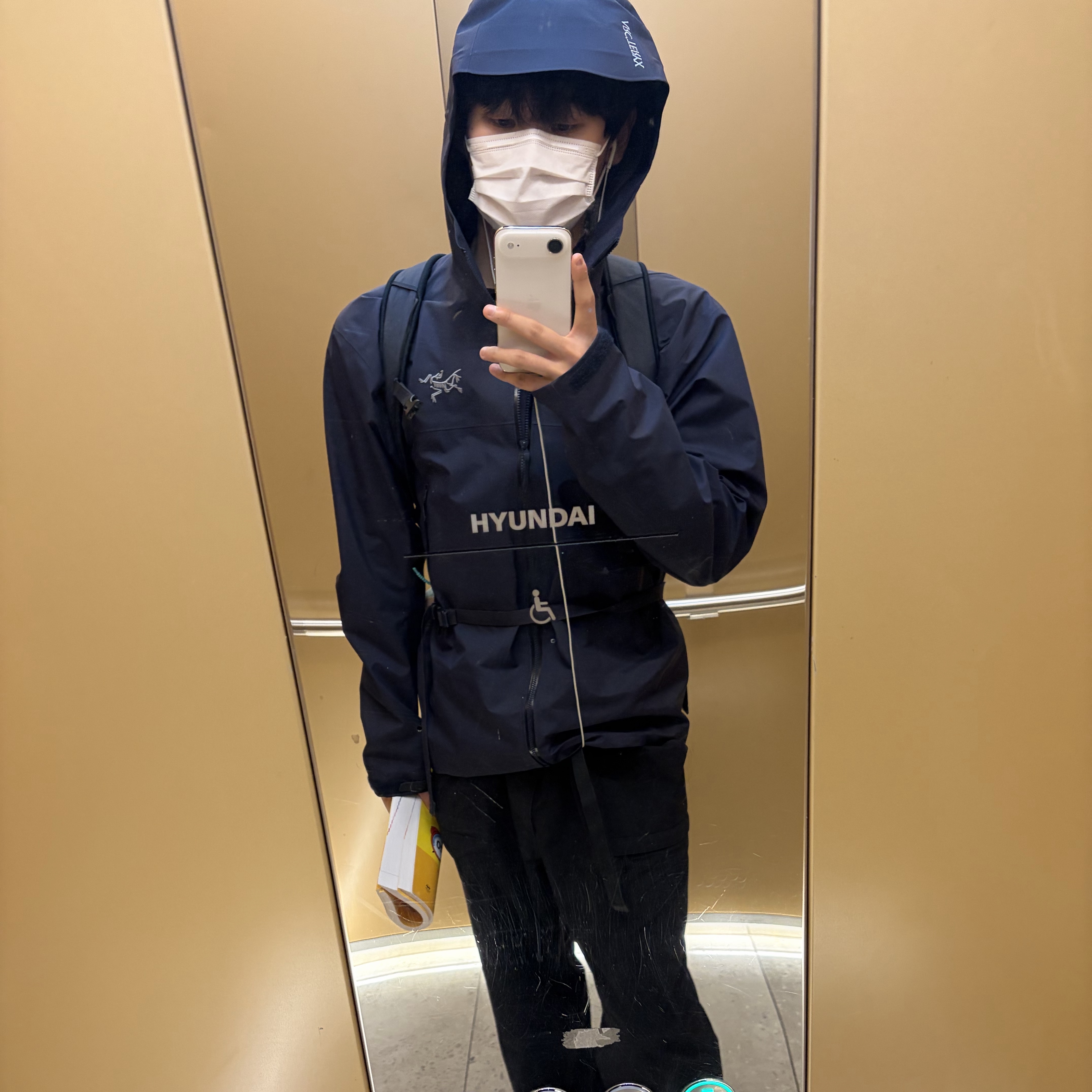 Arc'teryx Beta Jacket Black Sapphire 착용 스타일