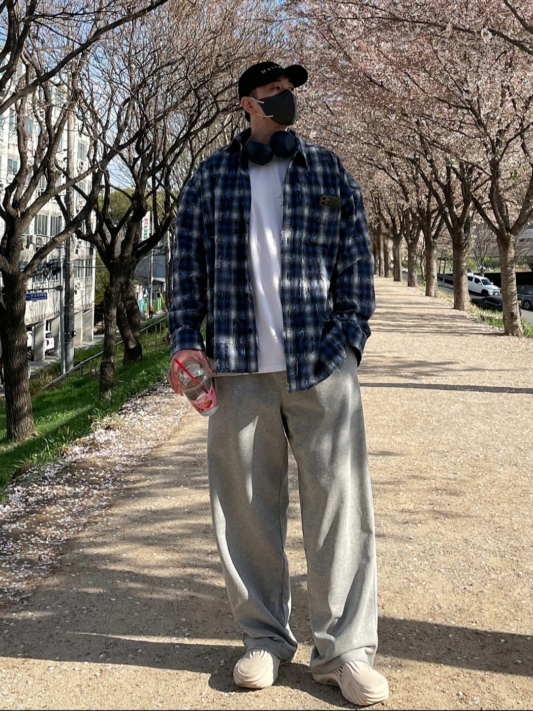 Matin Kim Matin Herringbone Typo Ball Cap Black, Juun.J Grid Needle Check Loose Fit Shirt Blue - 26SS 착용 스타일 - 1