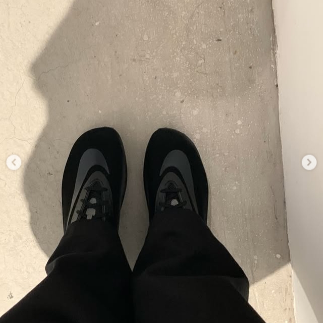 (W) Nike First Sight Noir Black 착용 스타일 - 3