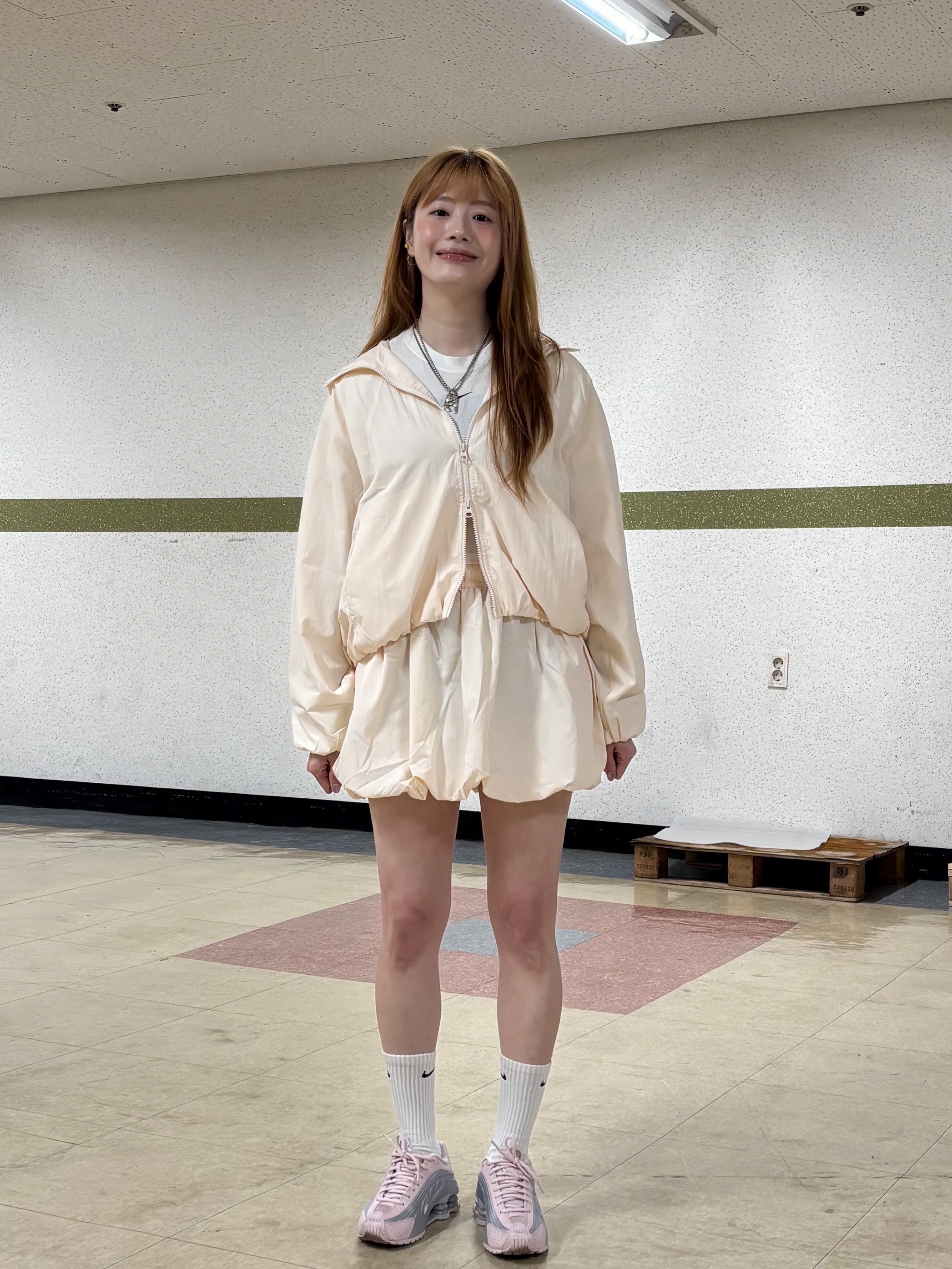(W) Nike Shox R4 Barely Rose Metallic Platinum, (W) Nike NSW Loose Bubble Skirt Sail Black - Asia 착용 스타일 - 4