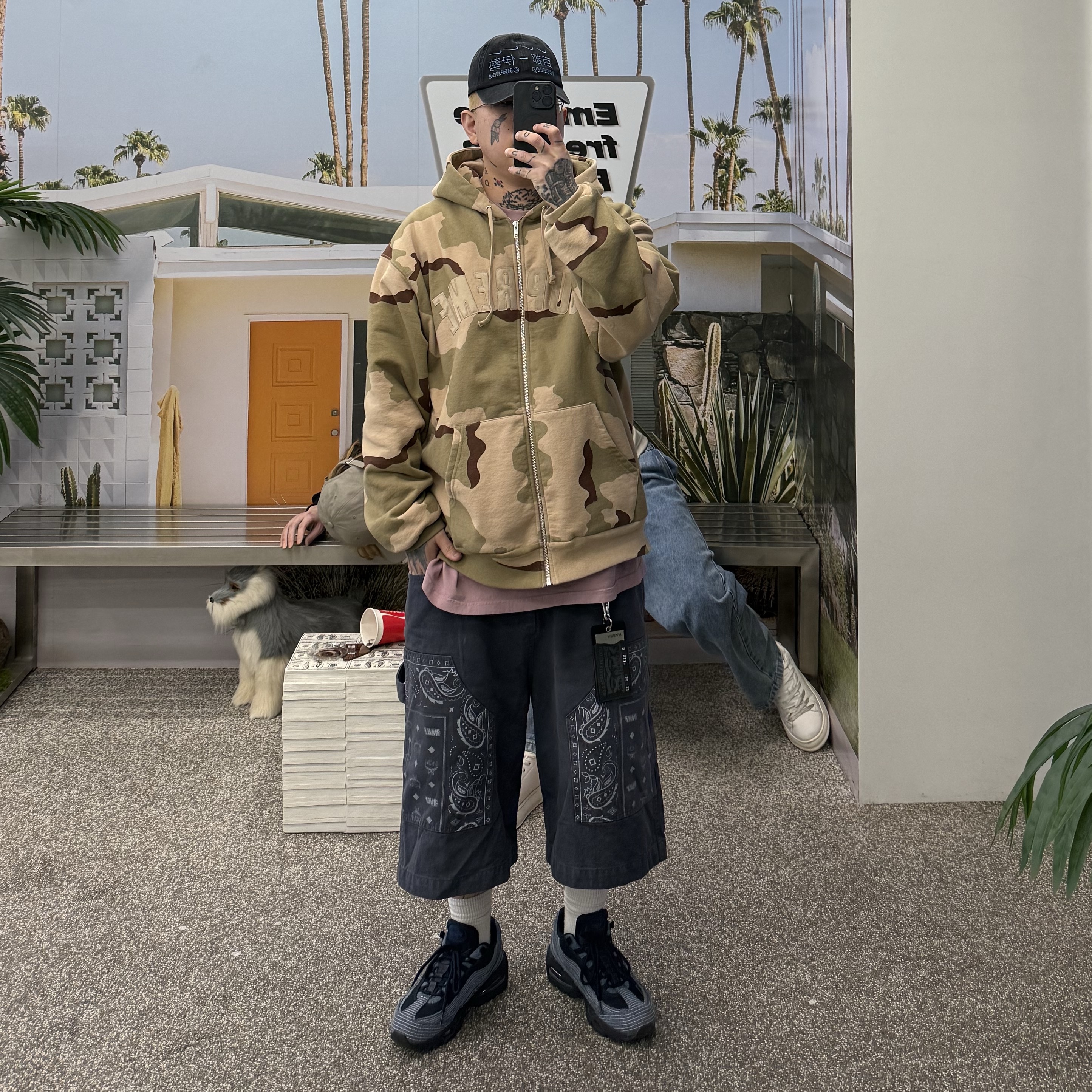 Travis Scott Cactus Jack x Fragment x Nike Houston To Ise Mie Hat Black, Travis Scott Cactus Jack x Fragment x Murakami Takashi The Down T-Shirt Pink 착용 스타일 - 1