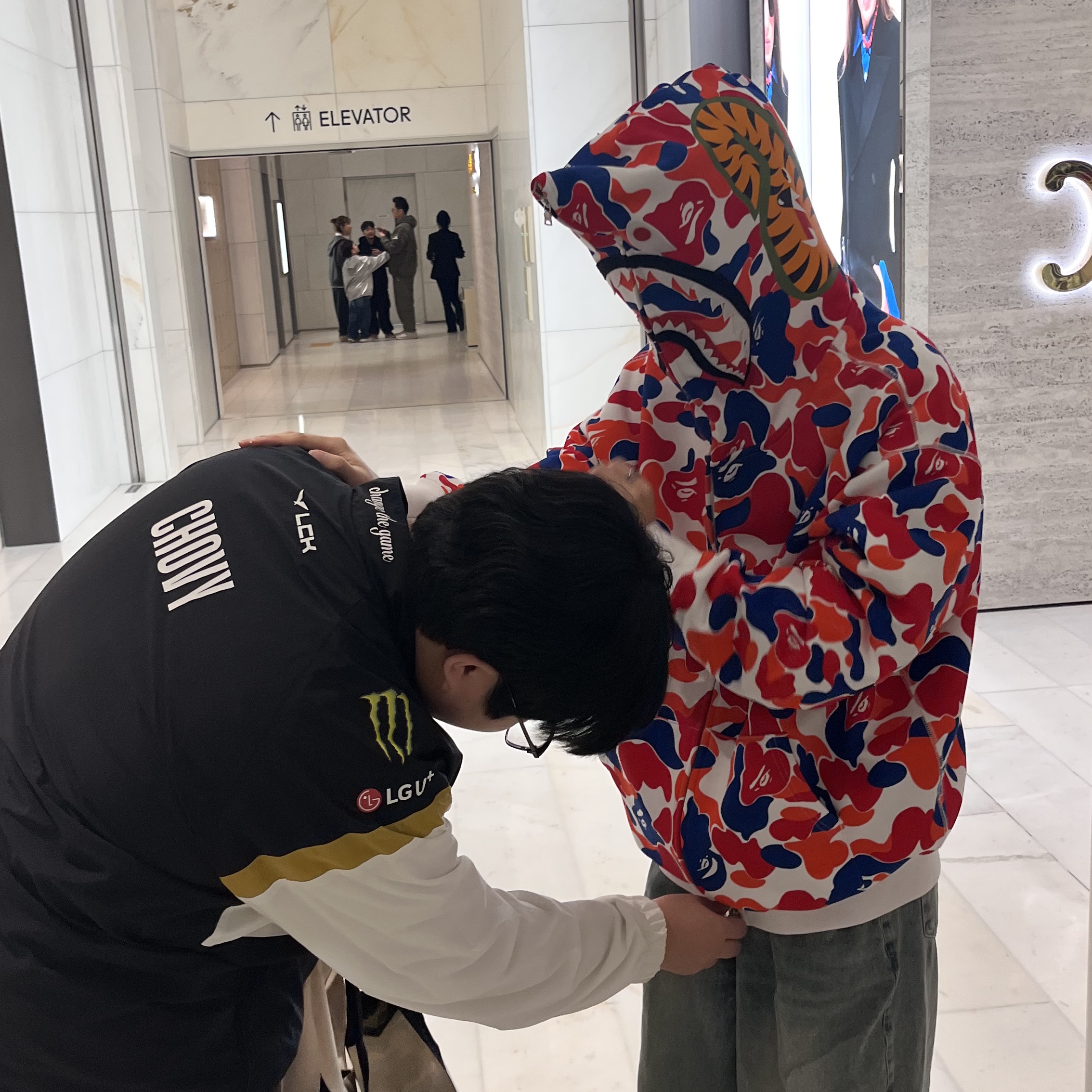 BAPE Full Zip Shark Hoodie Multi - Korea Exclusive, Gen.G 2024 Windbreaker Black 착용 스타일 - 3