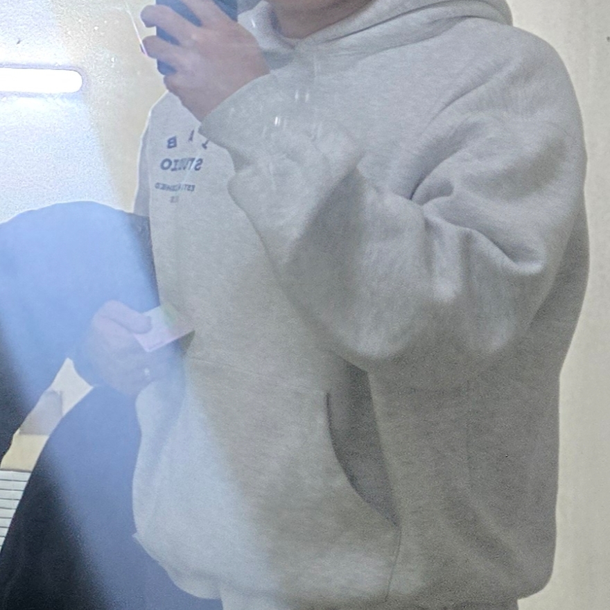 IAB Studio 25 Hoodie Light Gray Navy 착용 스타일