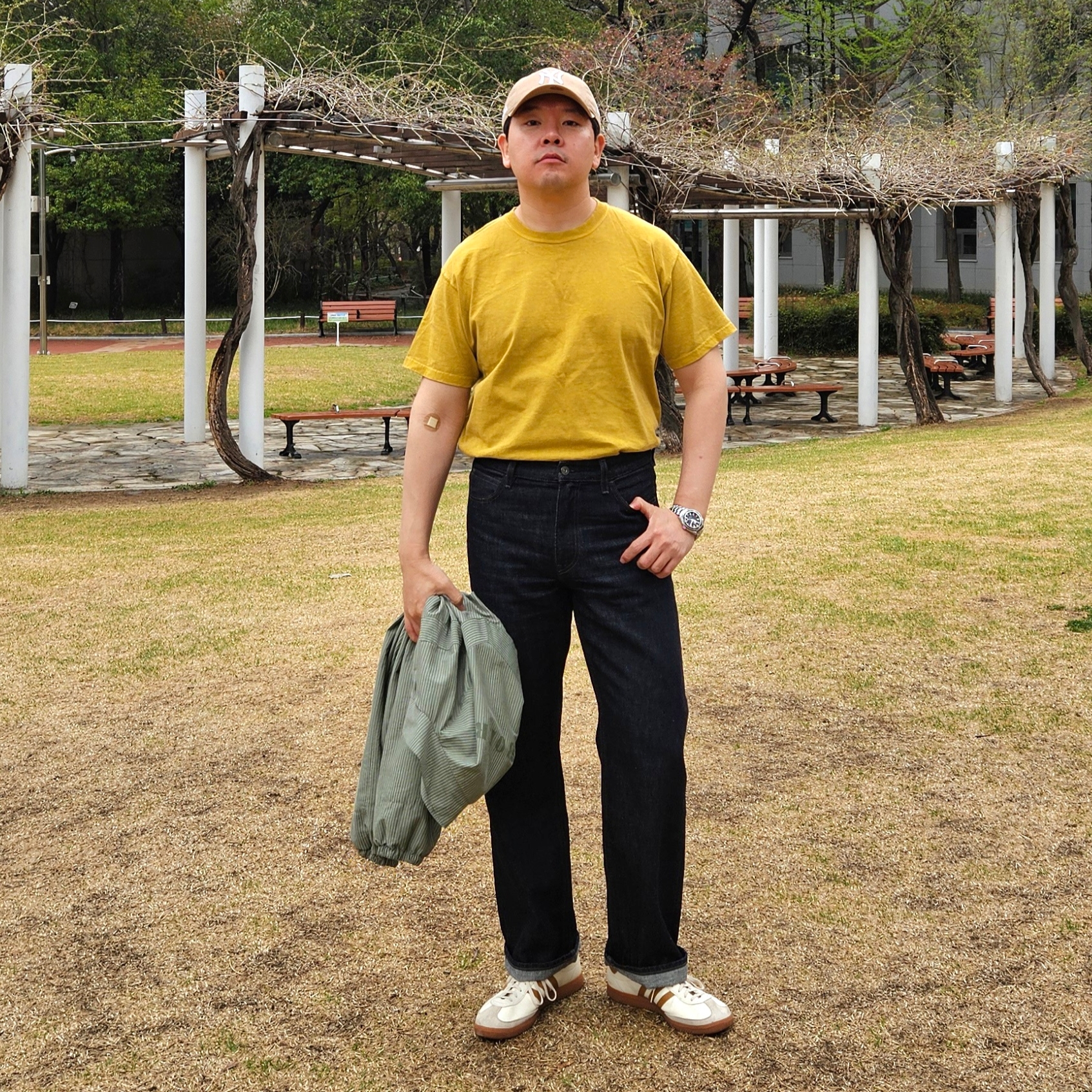 Adidas City Series Triest Cream White, Uniqlo x JW Anderson Selvedge Straight Jeans Navy 착용 스타일