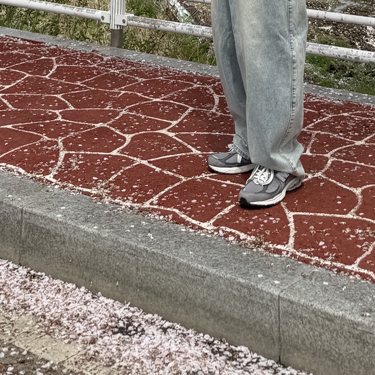 New Balance 2002R Premium Vintage Grey 착용 스타일