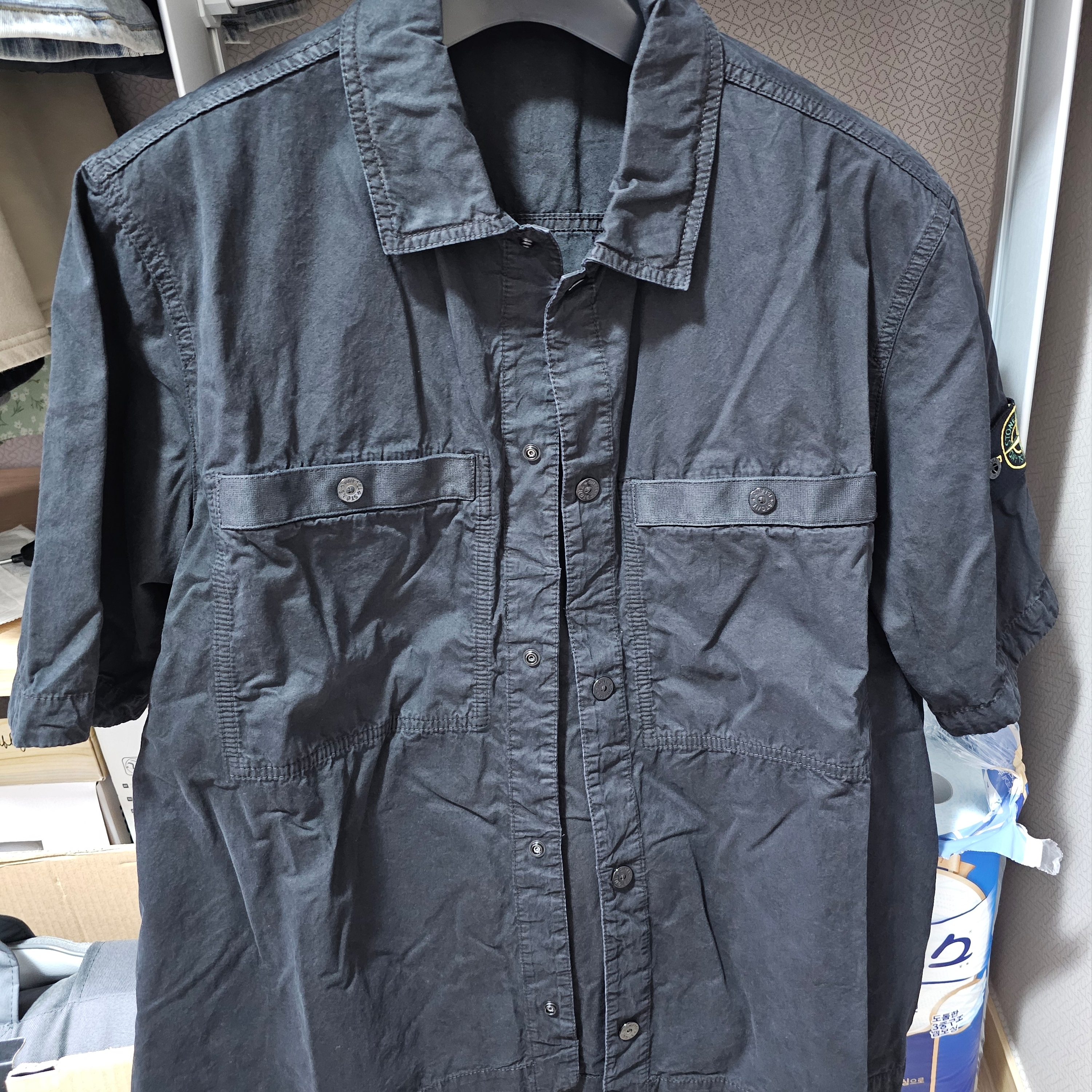Stone Island 1200029 Brushed Organic Cotton Canvas Old Effect Comfort Fit Short-Sleeve Shirt with Chest Pockets and Snaps Black - 25SS 착용 스타일