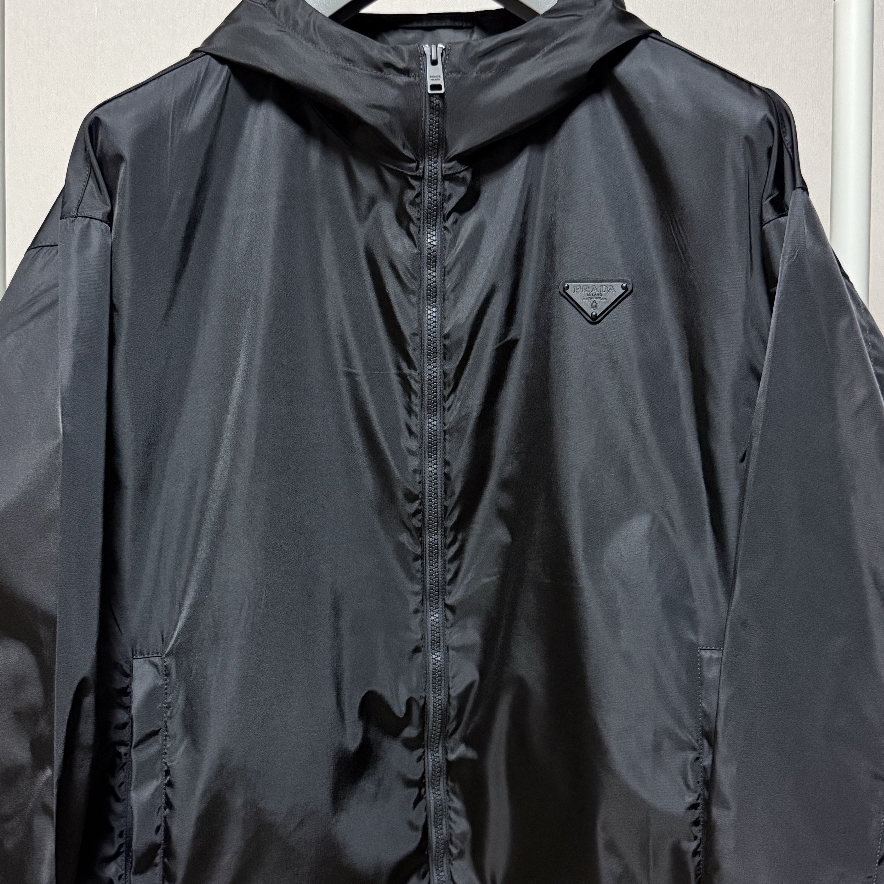 Prada Re-Nylon Rain Jacket Black 착용 스타일 - 1