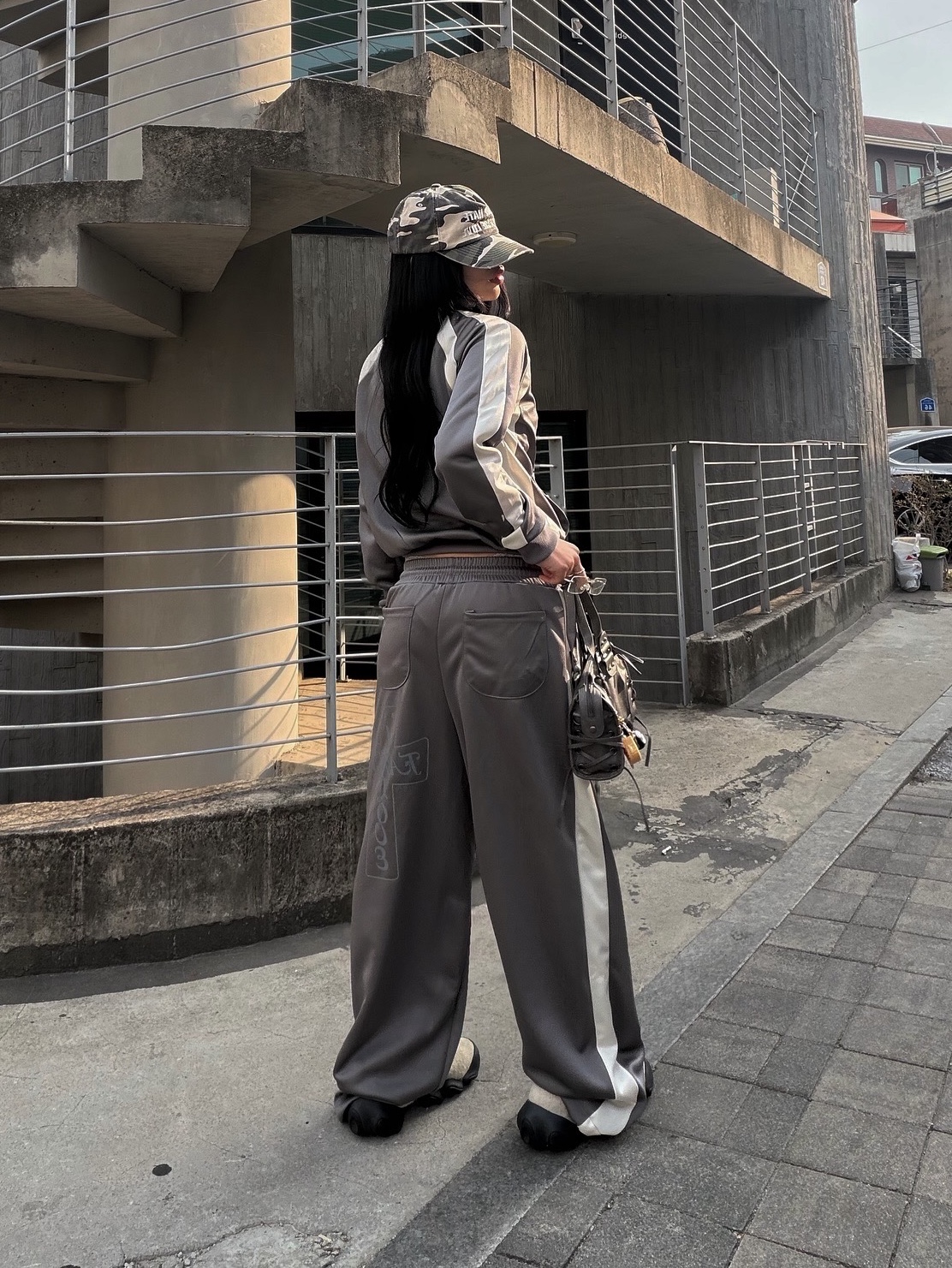 Oakley Factory Team x Brain Dead Hairy Suede Flesh Sand Blue 착용 스타일 - 2