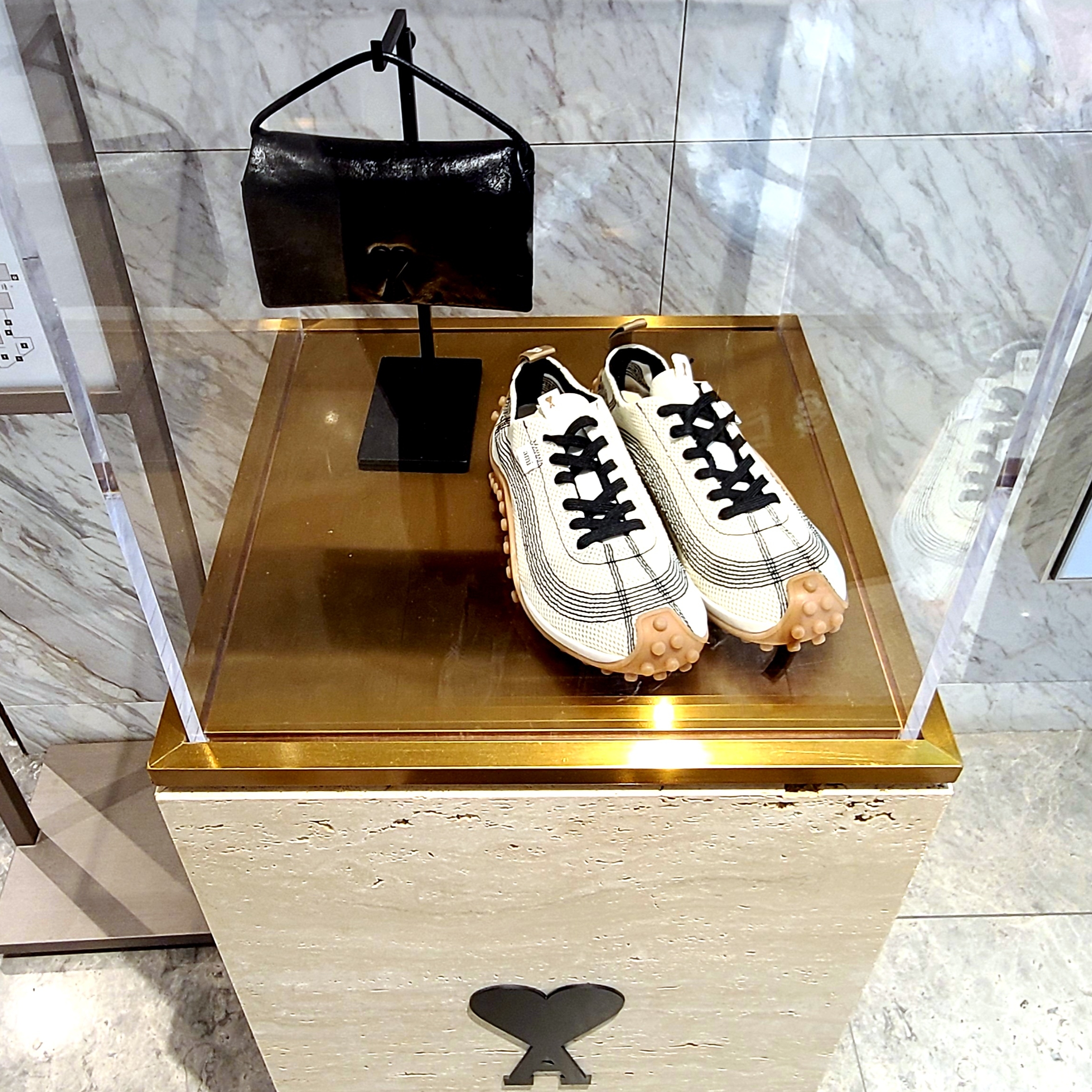 AMI White Mesh Mirage Sneakers White Cream 착용 스타일 - 1