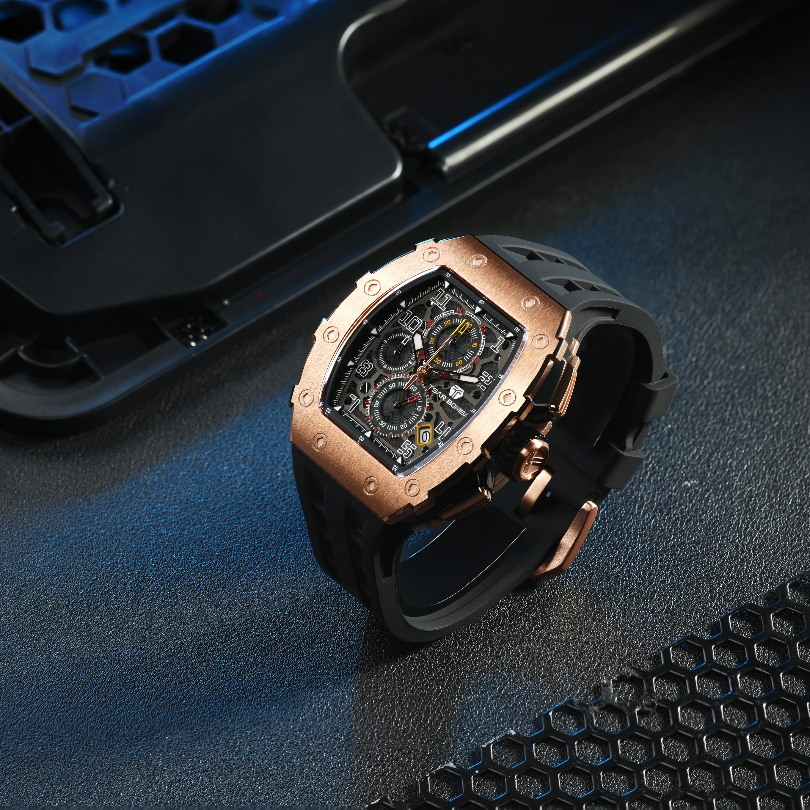 Tsar Bomba Elemental Chronograph Calendar Quartz TB8204Q-35 Golden Black 착용 스타일 - 2