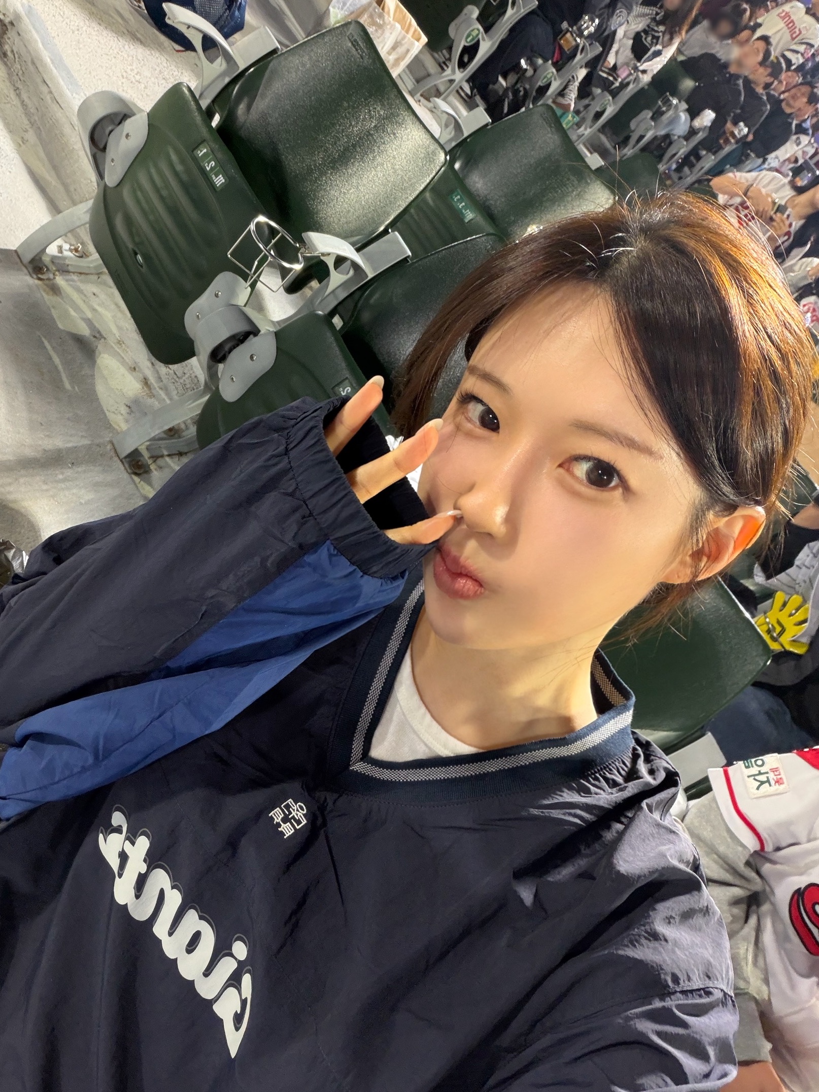 Polyteru x Lotte Giants Woven Pullover Navy 착용 스타일
