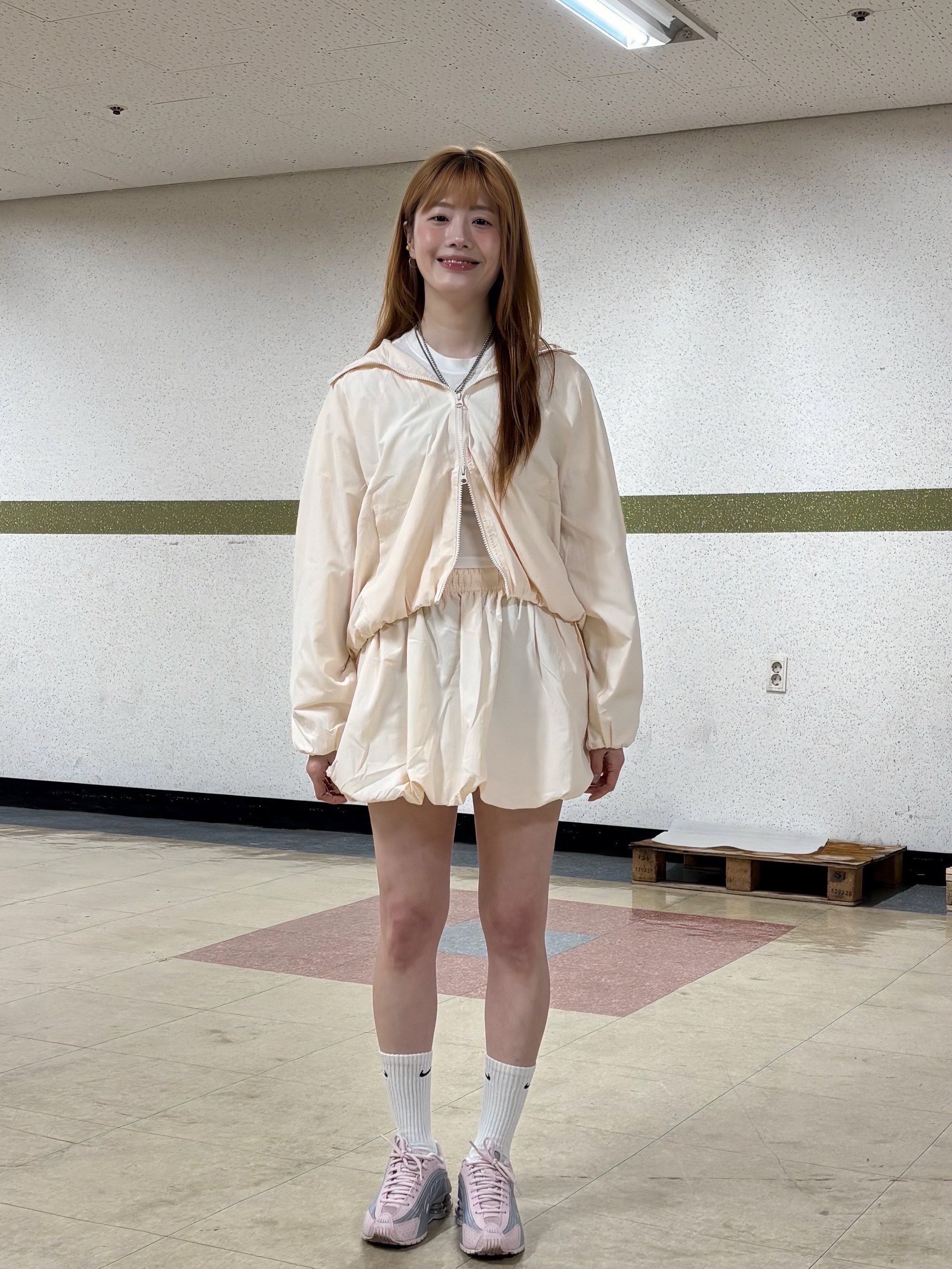 (W) Nike Shox R4 Barely Rose Metallic Platinum, (W) Nike NSW Loose Bubble Skirt Sail Black - Asia 착용 스타일 - 5