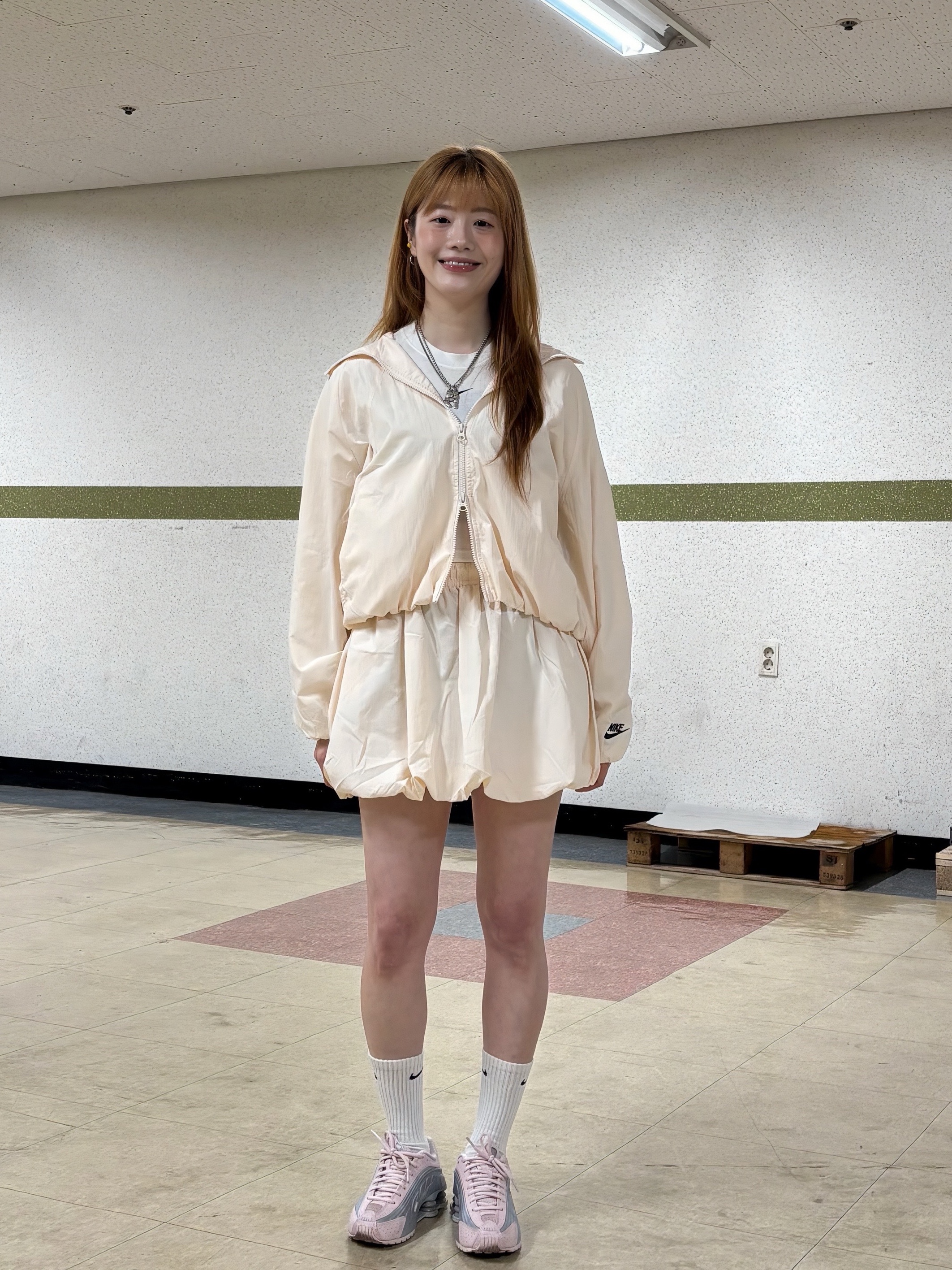 (W) Nike Shox R4 Barely Rose Metallic Platinum, (W) Nike NSW Loose Bubble Skirt Sail Black - Asia 착용 스타일 - 3