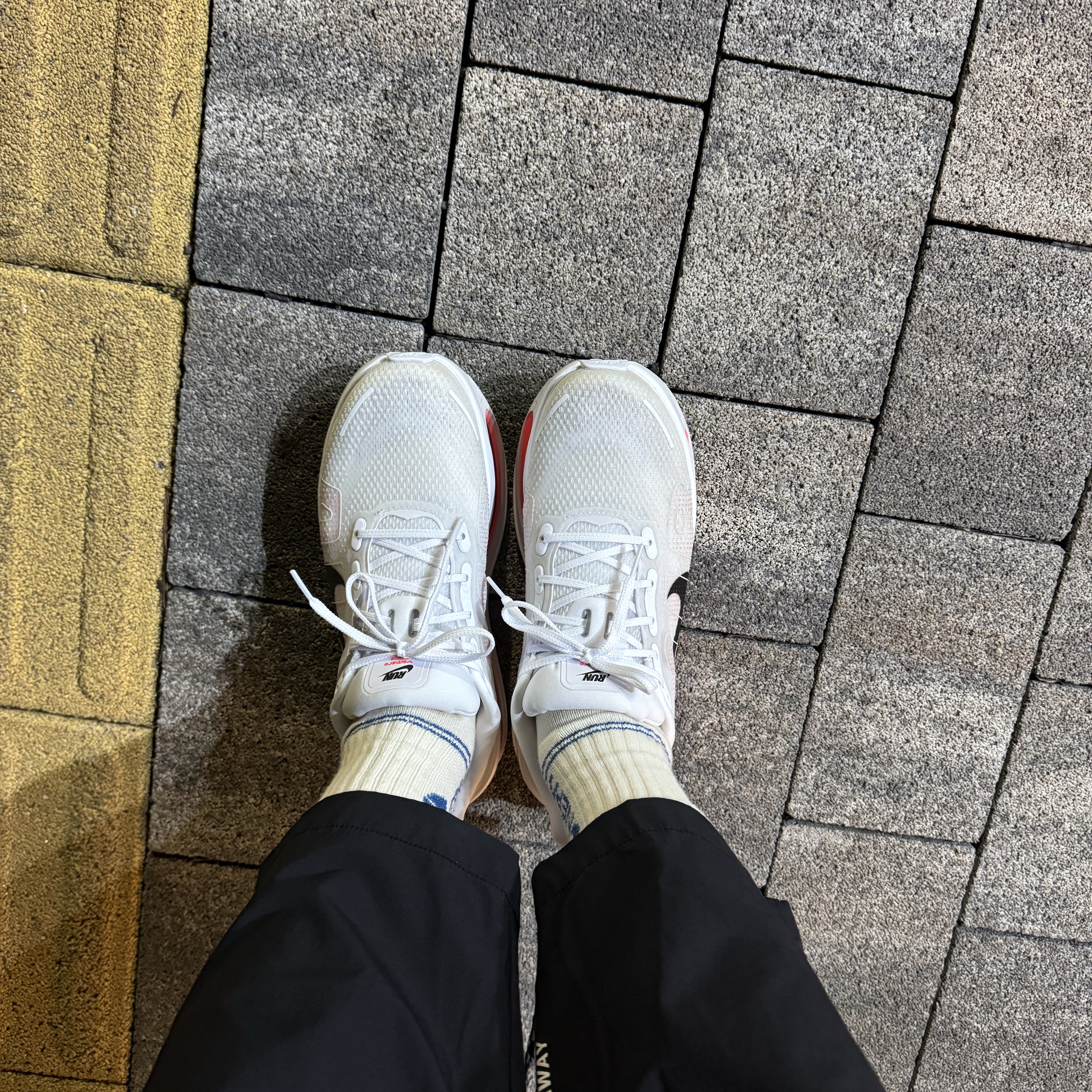 Nike Vomero Premium White Bright Crimson 착용 스타일