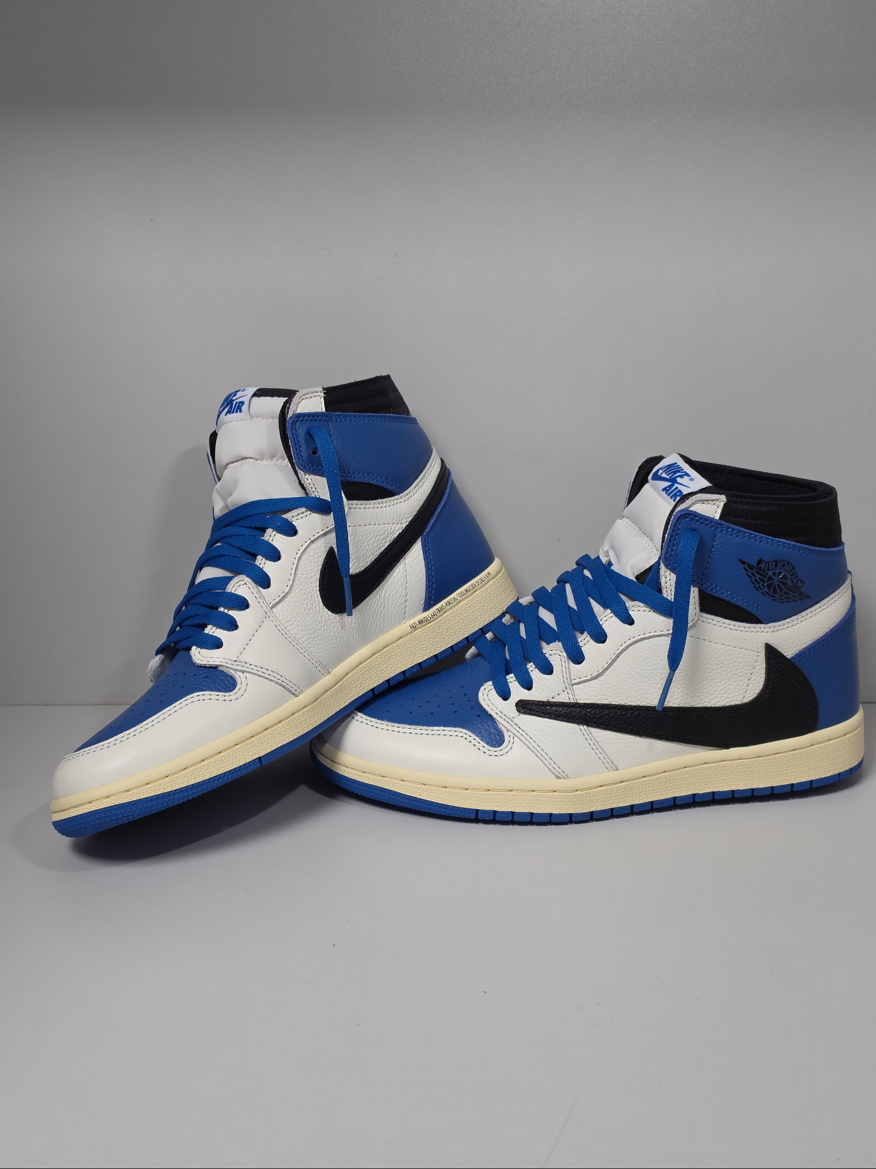 Jordan 1 x Travis Scott x Fragment Retro High OG SP Military Blue 착용 스타일