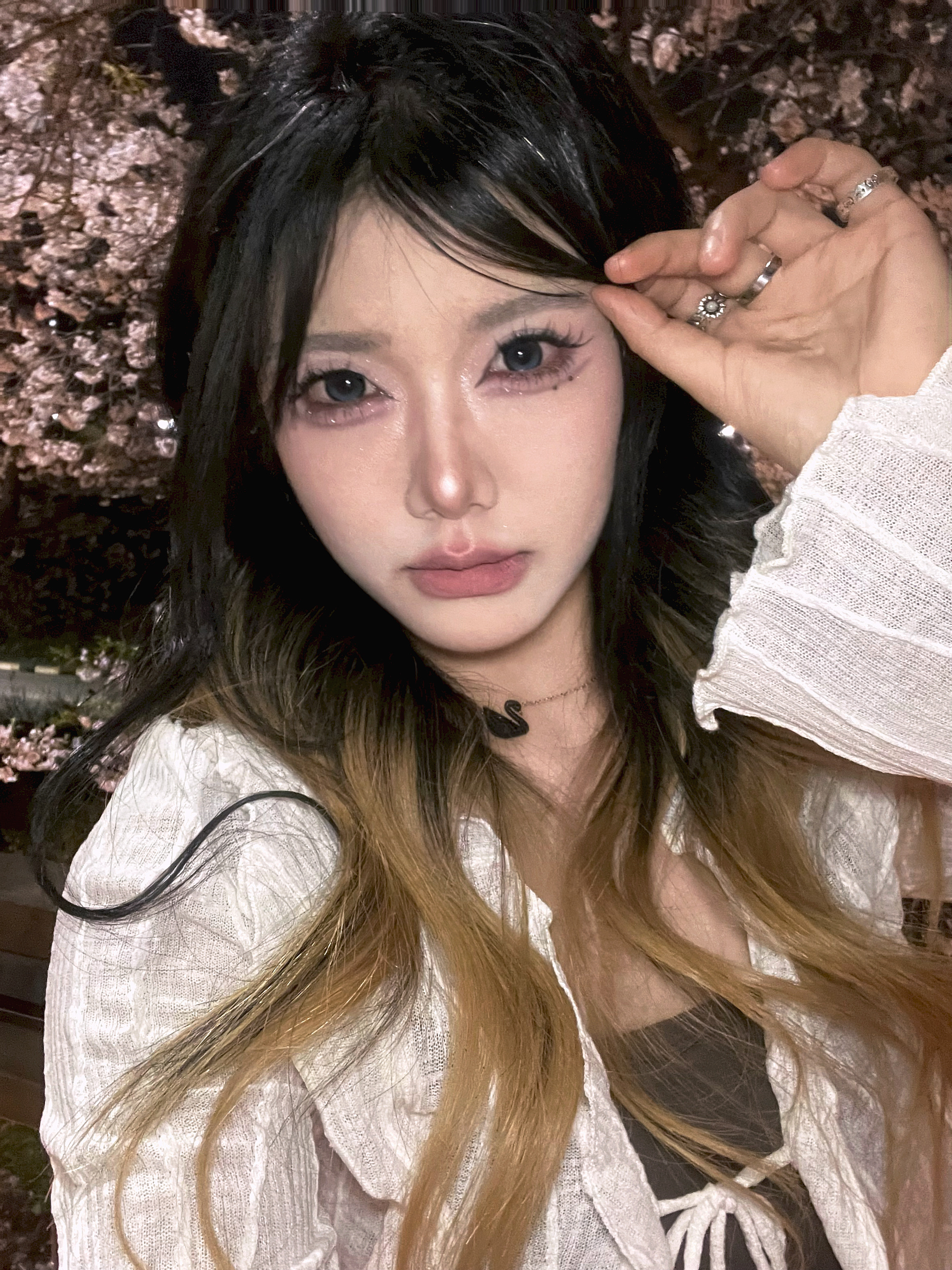 (W) Swarovski Iconic Swan Pendant Medium Black Rose Gold Plated, Gucci Ghost Ring Silver 3.8mm 착용 스타일 - 1