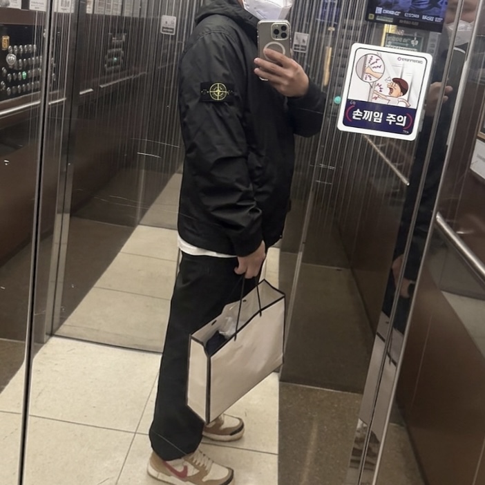 Stone Island S0A23 Crinkle Reps R-NY Wind Resistant Anti-Drop Hooded Jacket - 25SS 착용 스타일