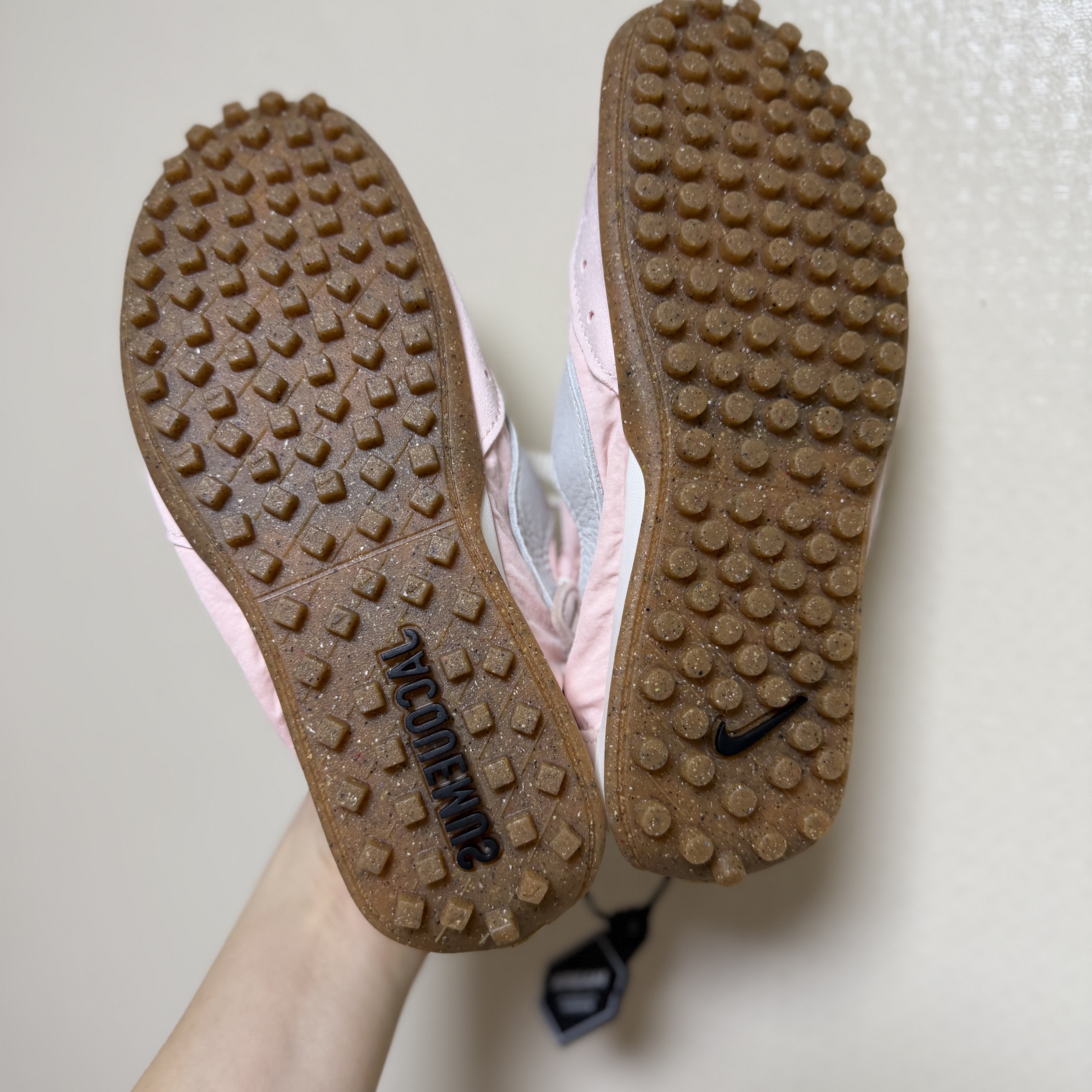 Nike x Jacquemus Moon Shoe SP Aluminum Pink Sail 착용 스타일 - 2
