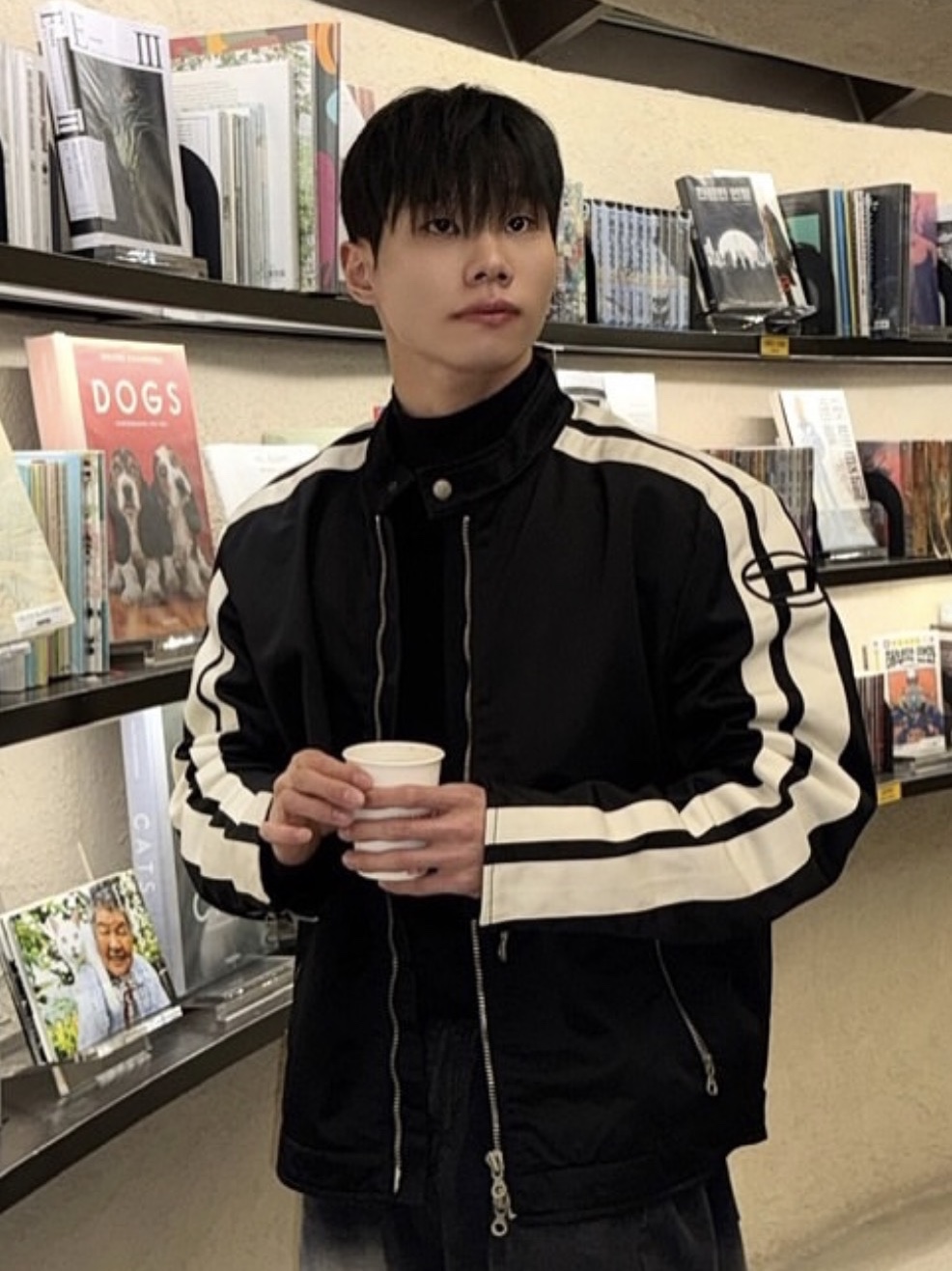 Diesel J-Beck Biker Jacket Black, Balenciaga 3XL Sneakers Grey White Red 착용 스타일 - 2