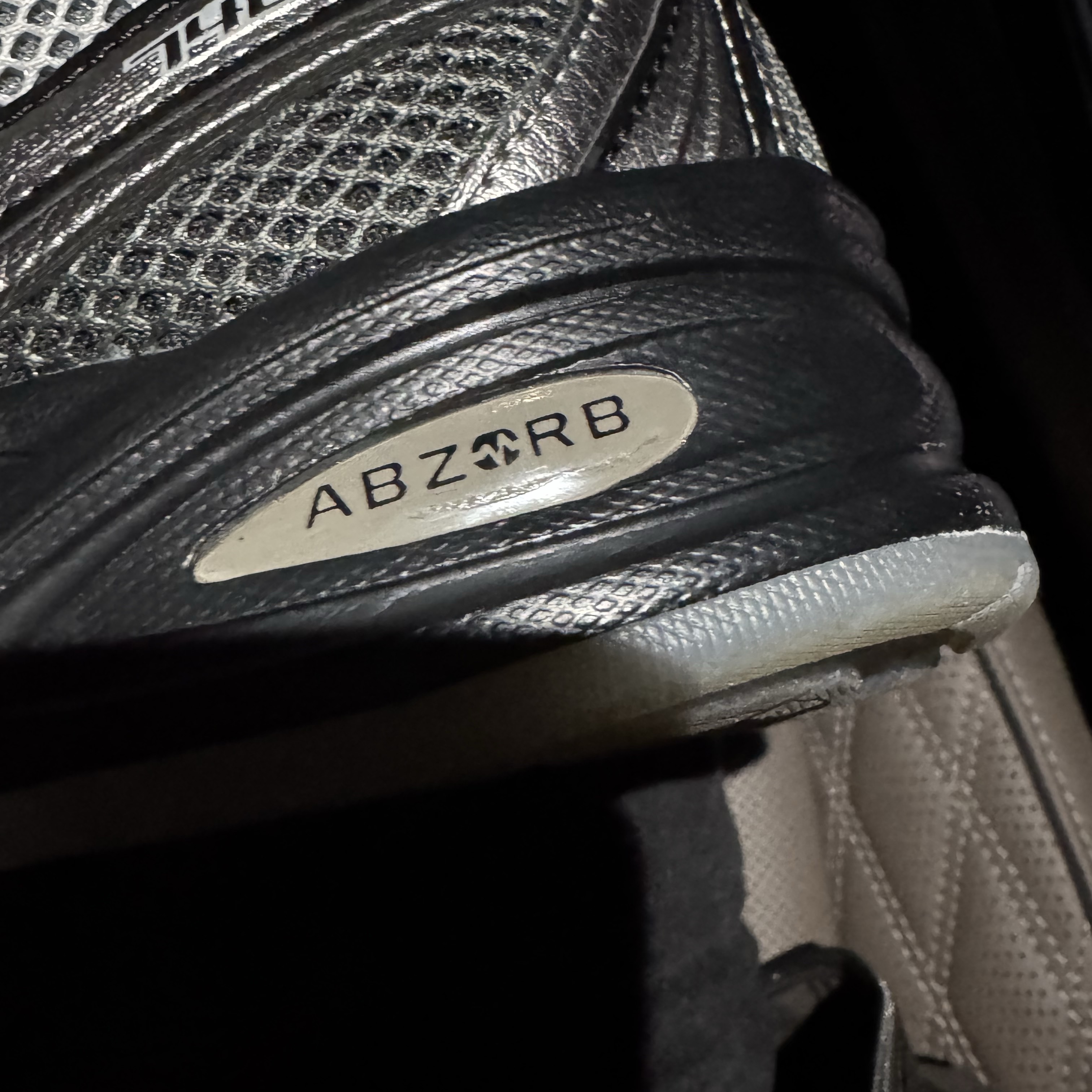 New Balance 740 Dark Silver Metallic 착용 스타일 - 2
