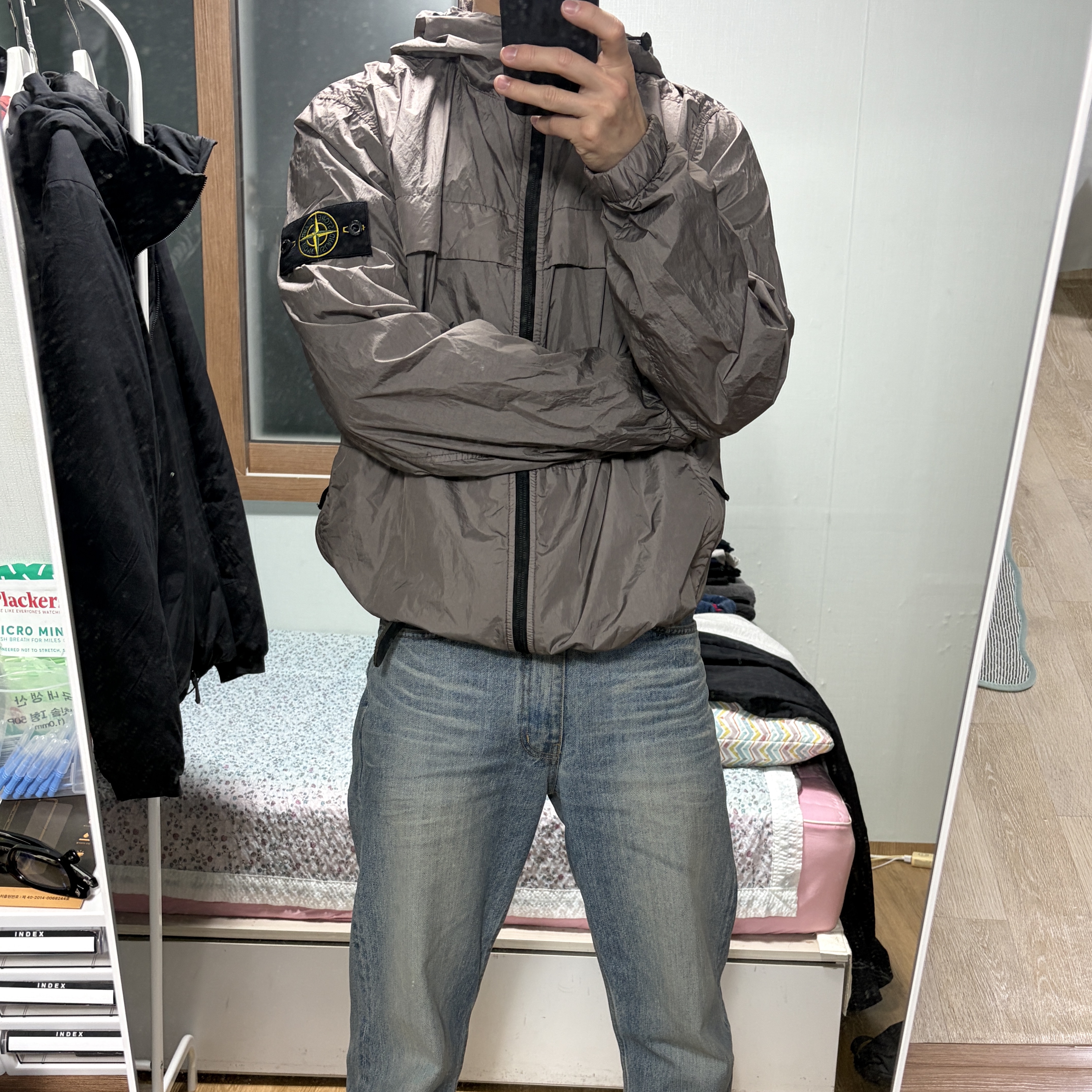 Stone Island 40922 Garment Dyed Crinkle Reps R-Nylon Hooded Jacket Dove Grey - 24SS 착용 스타일 - 2