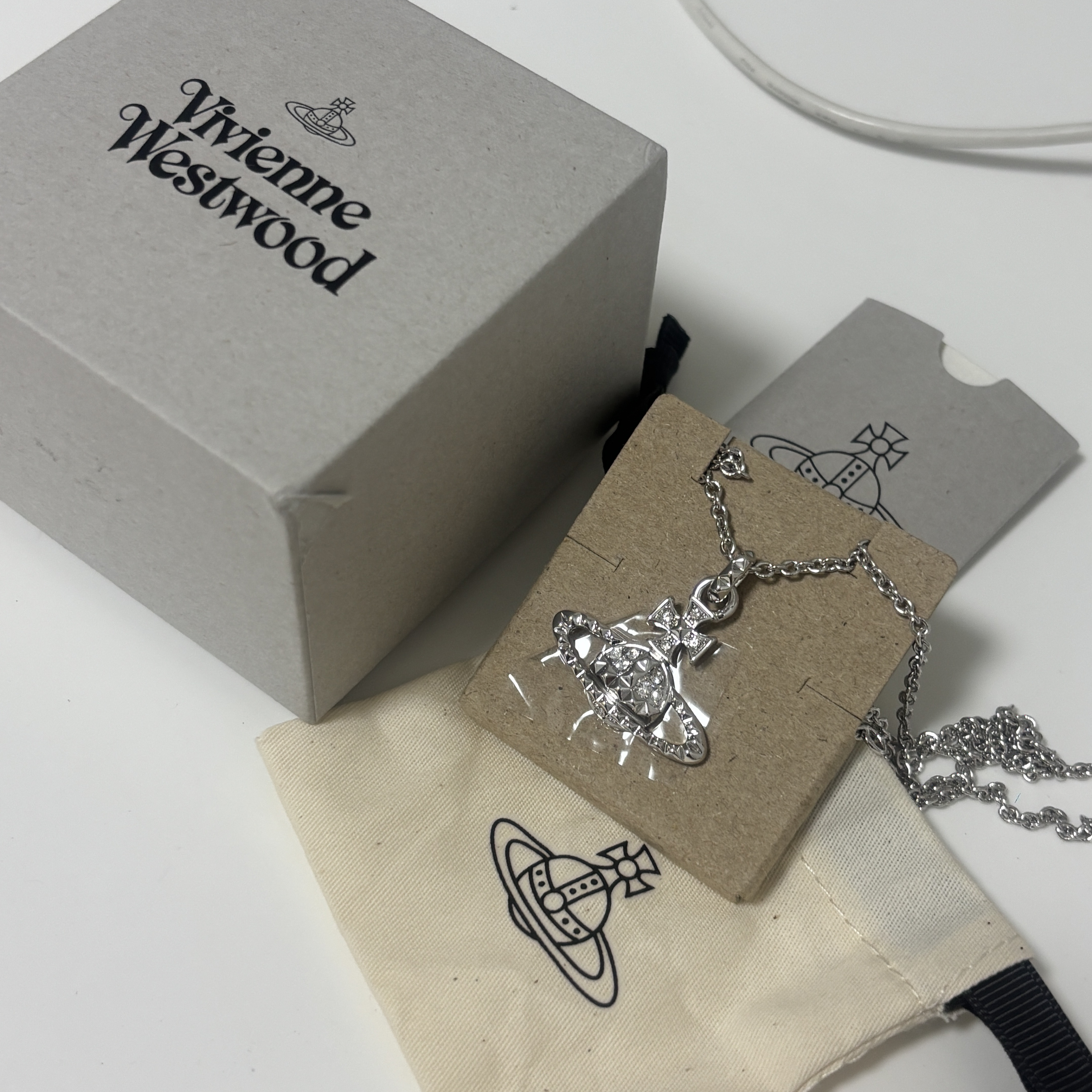 Vivienne Westwood Mayfair Bas Relief Pendant Silver 착용 스타일 - 2
