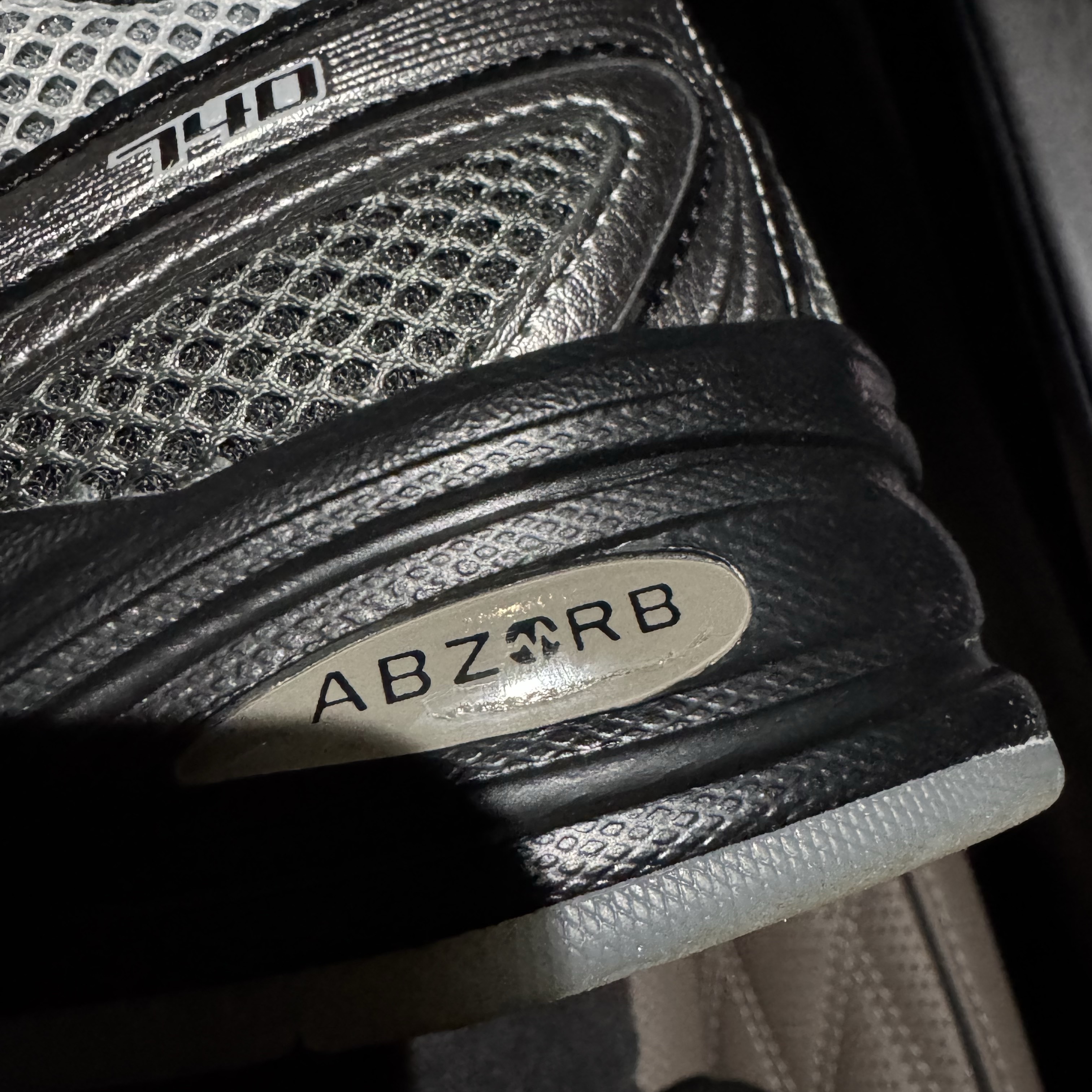 New Balance 740 Dark Silver Metallic 착용 스타일 - 3