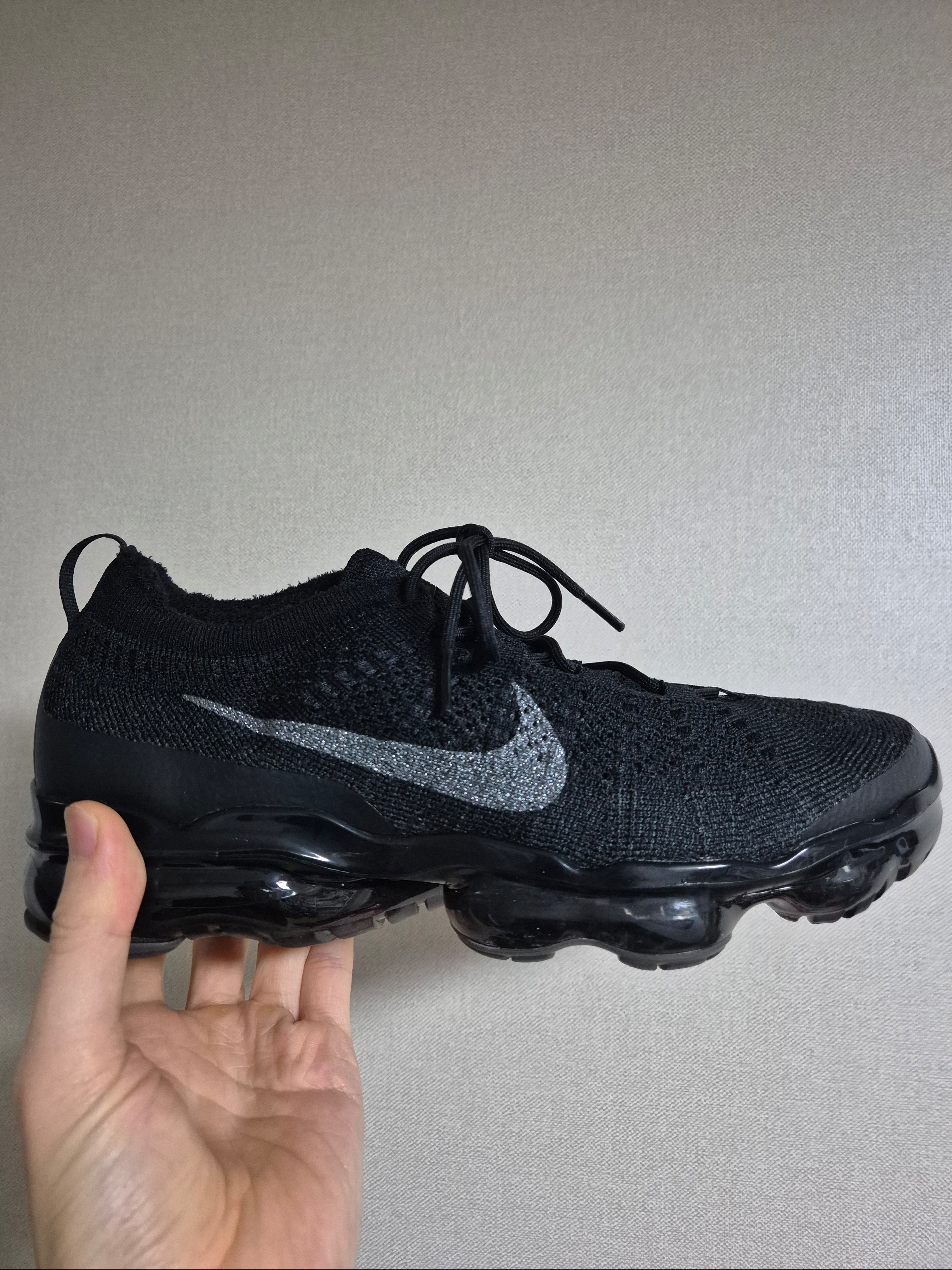 Nike Air VaporMax 2023 Flyknit Triple Black 착용 스타일 - 1