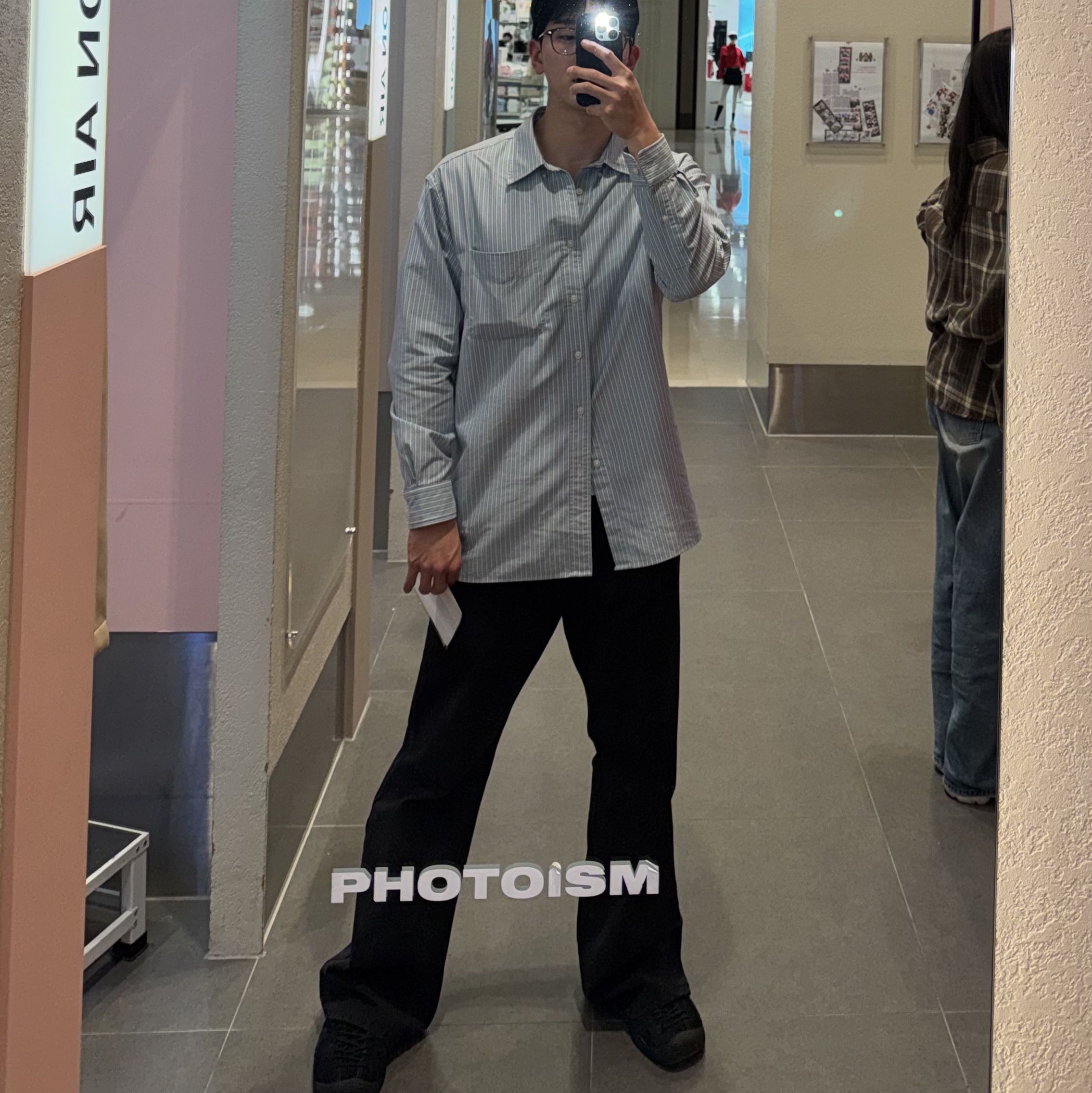 Keen Jasper Suede Sneakers Black, Uniqlo x JW Anderson Oxford Oversized Shirt Striped A Blue 착용 스타일 - 1