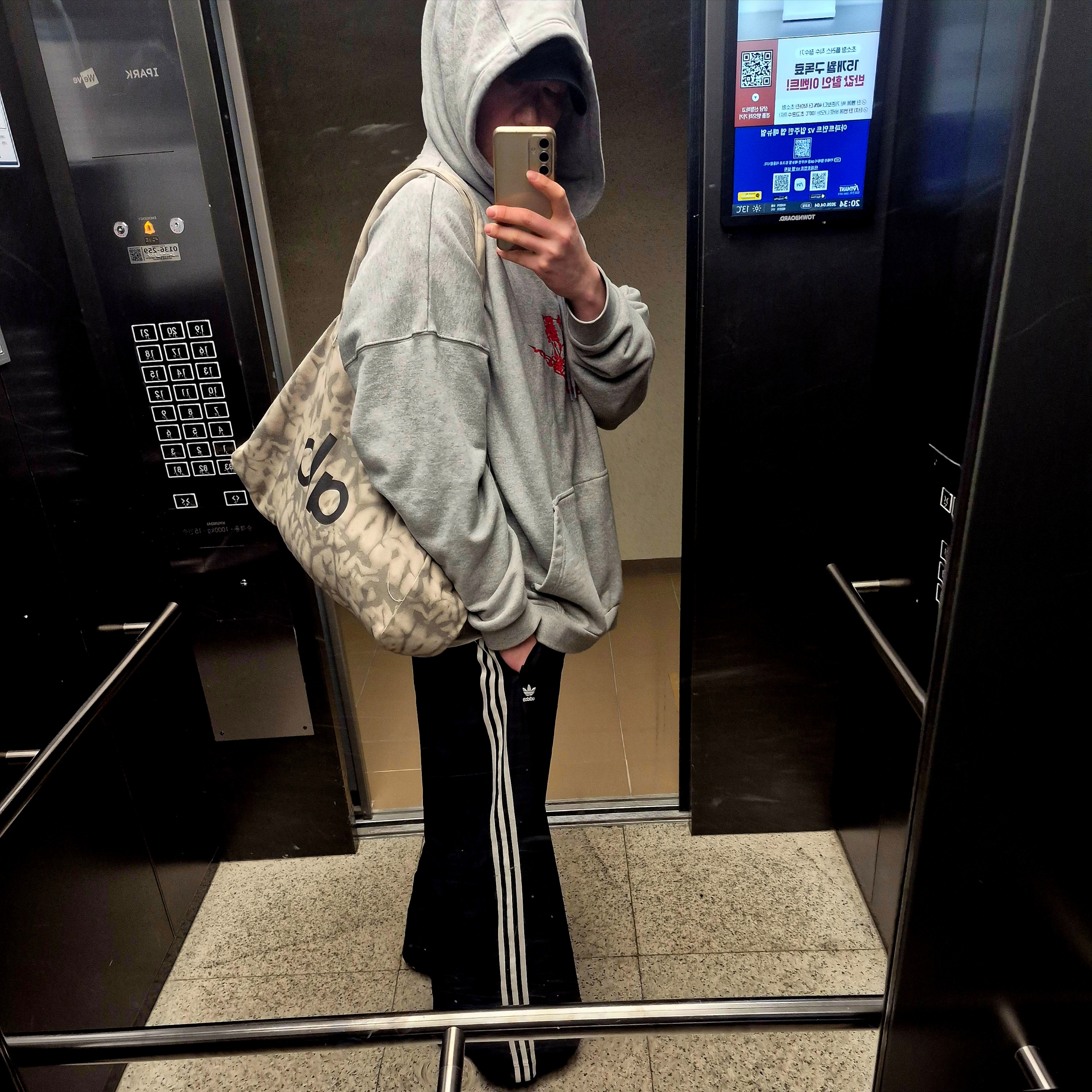 Alo Yoga Iconic Shopper Tote Bag Grey Tiedye, New Balance 1906A Silver Metallic Castlerock 착용 스타일