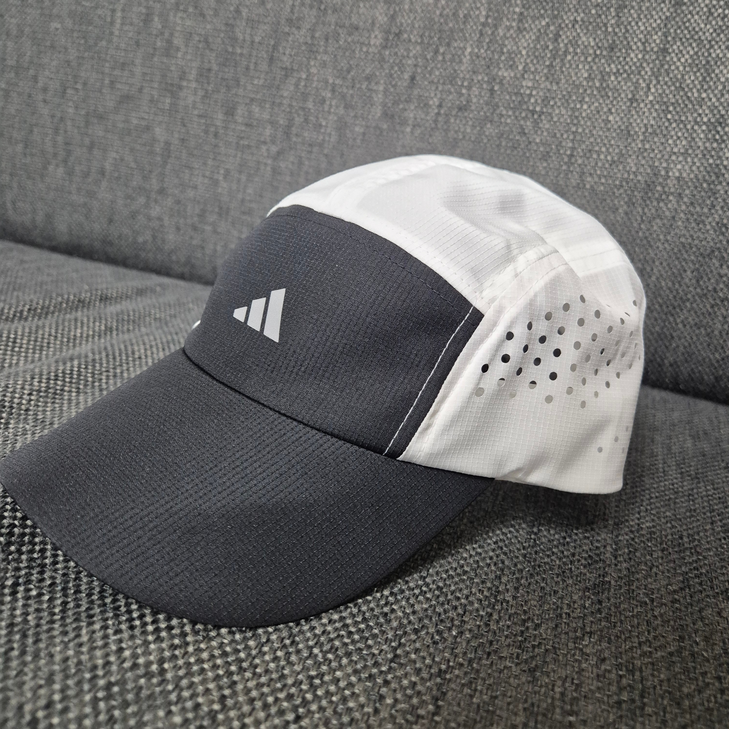 Adidas Run 5 Panel Climacool Cap Black White 착용 스타일 - 1