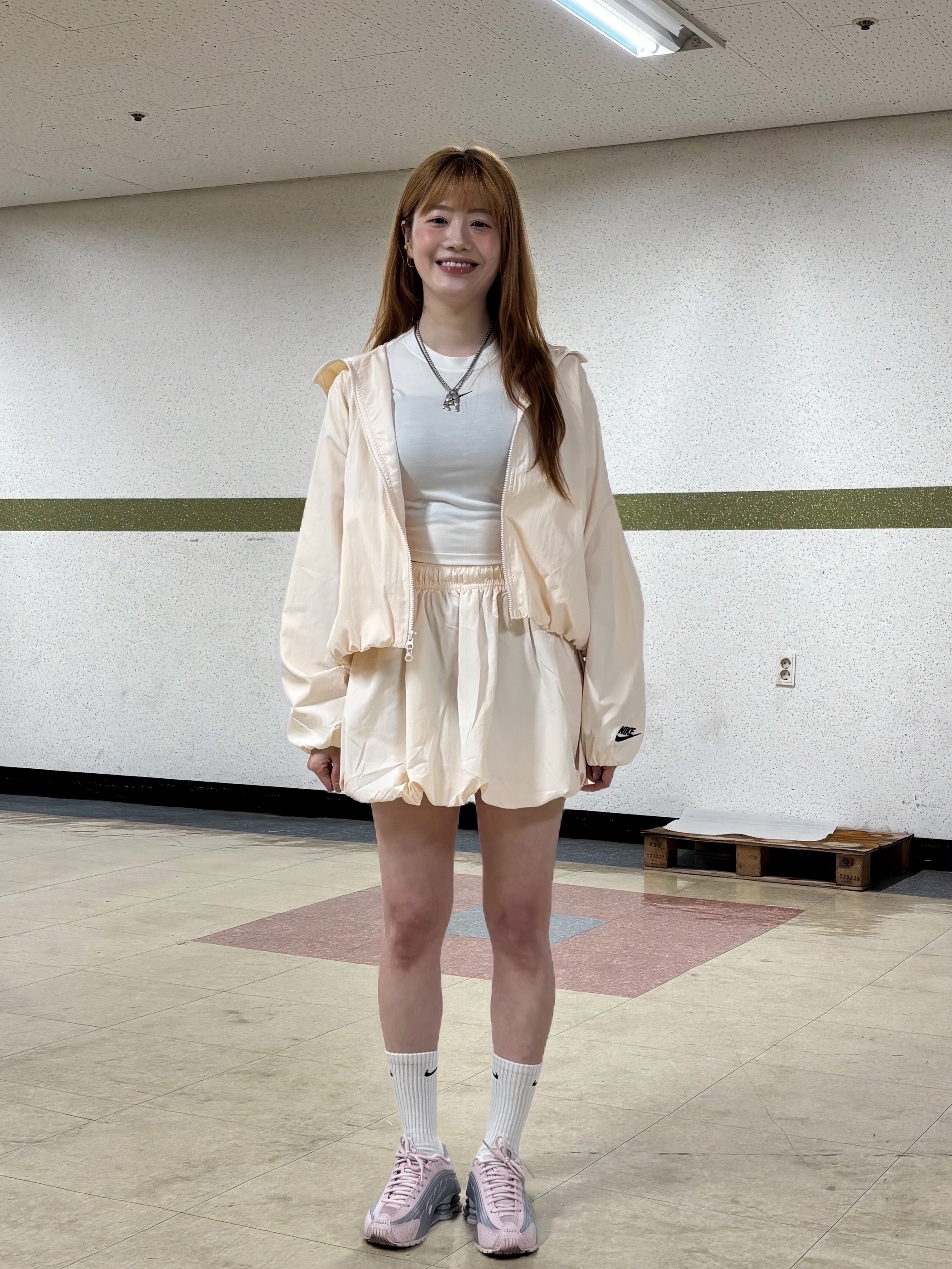(W) Nike Shox R4 Barely Rose Metallic Platinum, (W) Nike NSW Loose Bubble Skirt Sail Black - Asia 착용 스타일 - 9