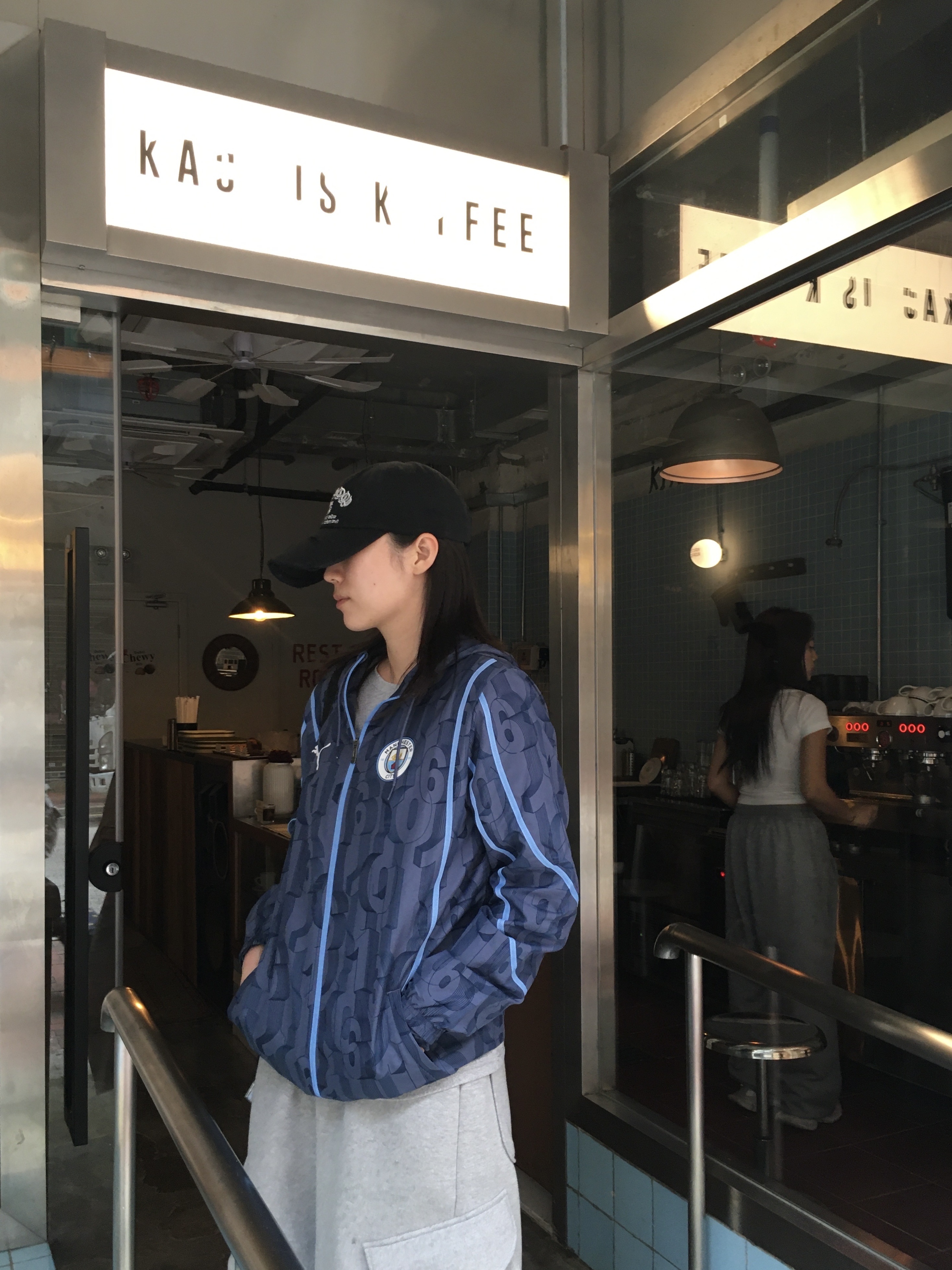 Puma Manchester City Prematch Woven Jacket Inky Blue, MJD x AAO Wide Cargo Bermuda Pants Grey 착용 스타일 - 2