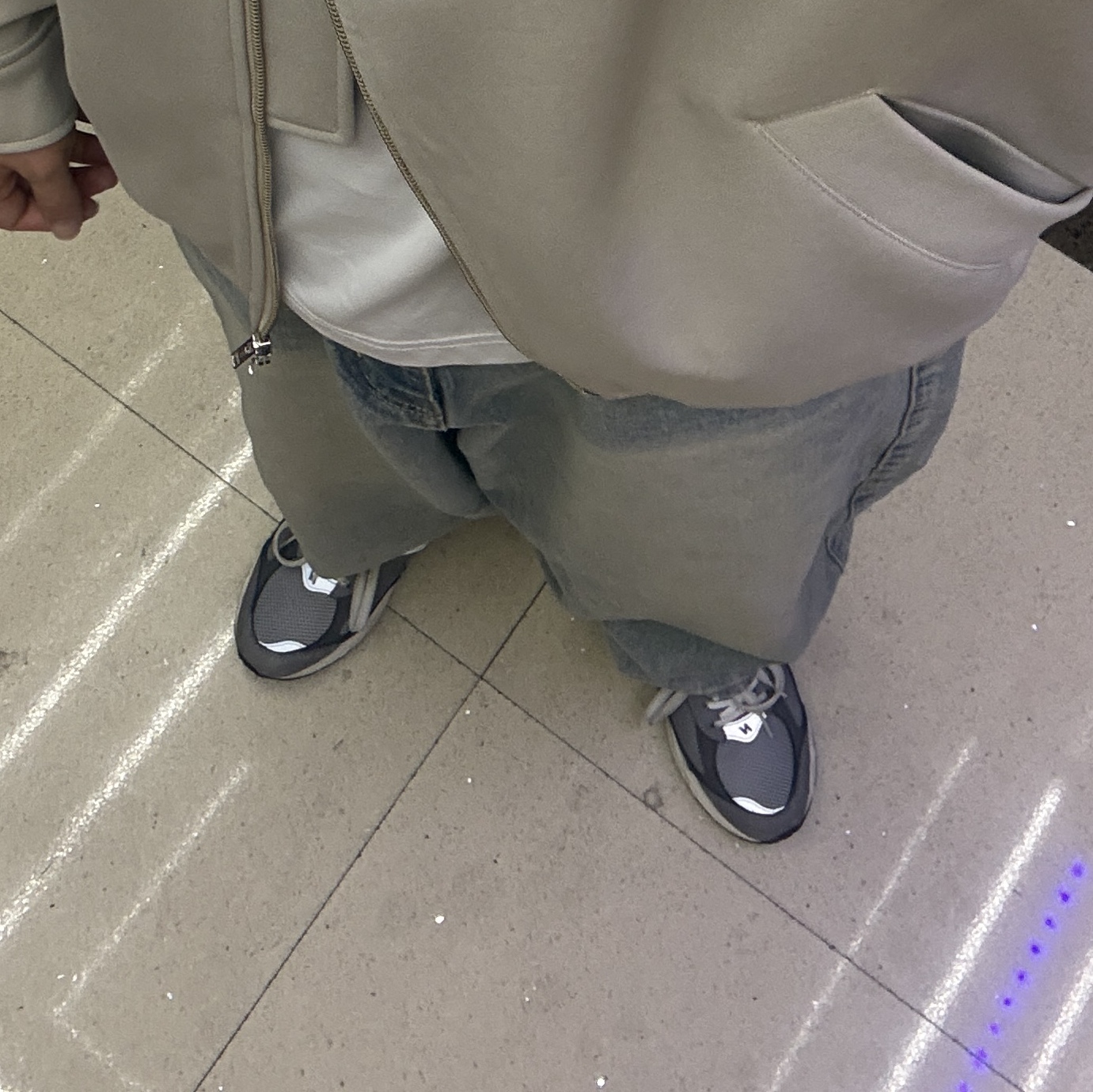 New Balance 2002R Premium Vintage Grey 착용 스타일