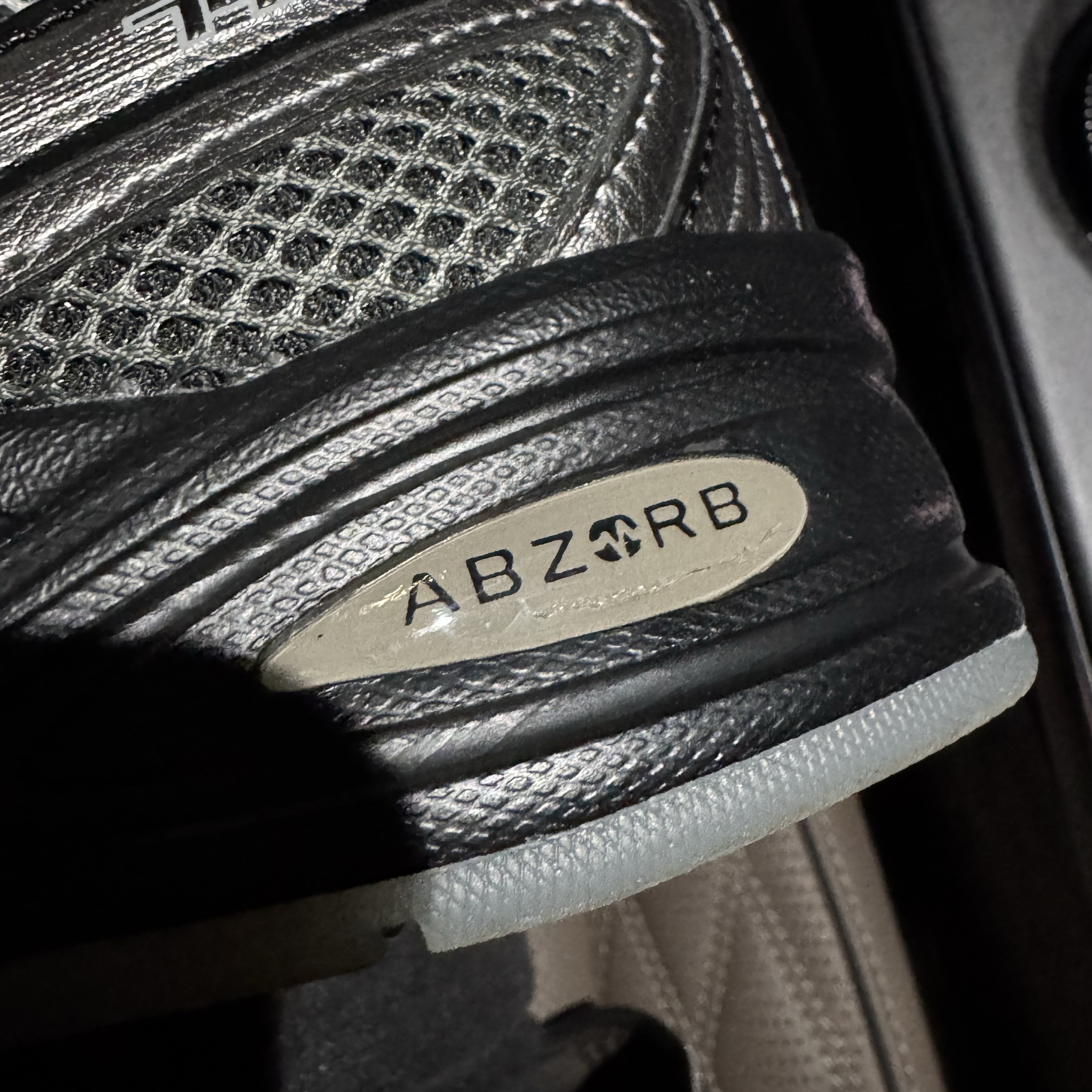 New Balance 740 Dark Silver Metallic 착용 스타일 - 4